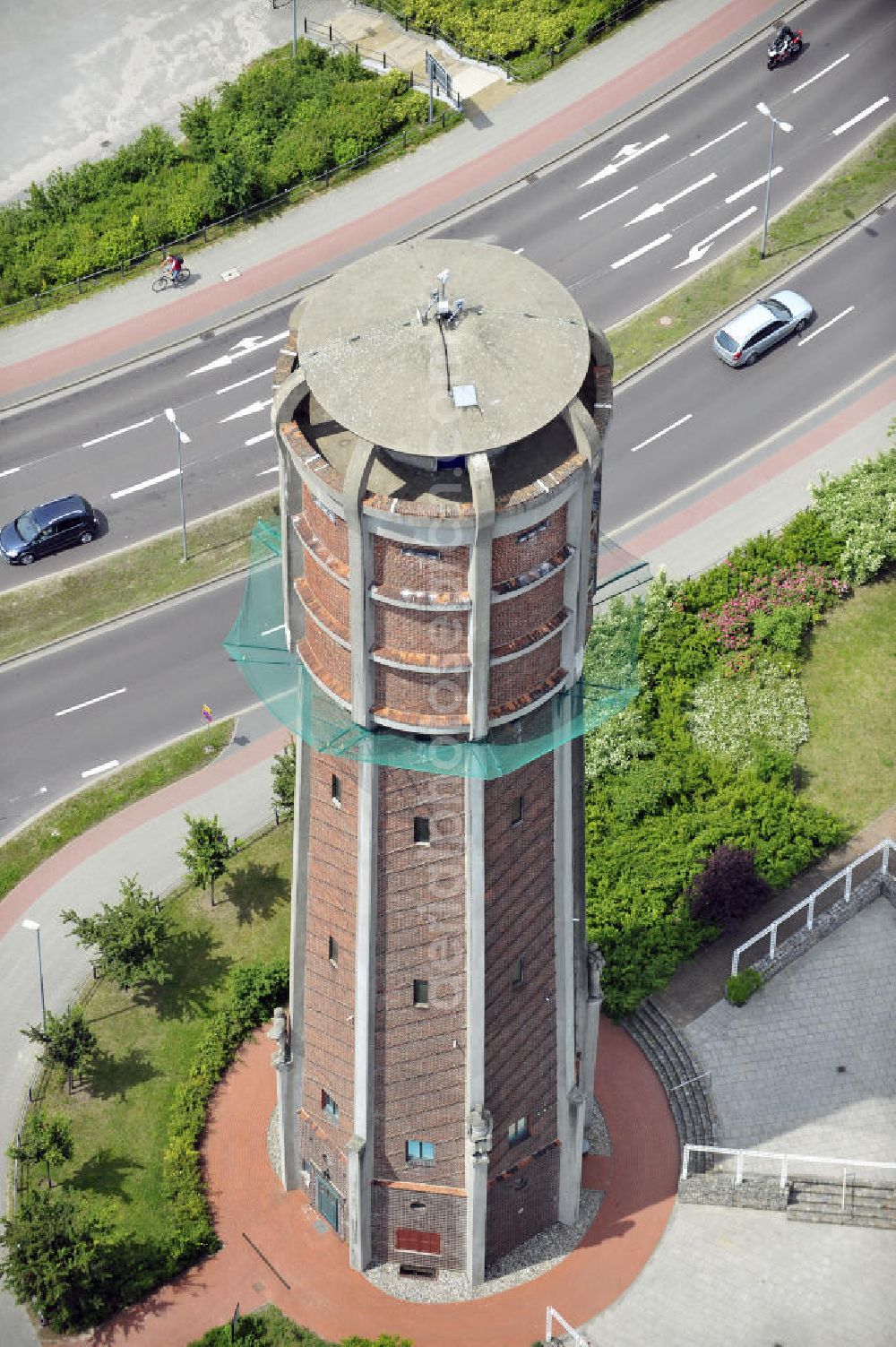 Genthin from above - Blick auf den Wasserturm an der Geschwister-Scholl-Straße / Jerichower Strasse. Der weithin sichtbaren Turm stellt ein Wahrzeichen der Stadt dar, ist jedoch seit 1995 nicht mehr als Wasserturm in Nutzung. Im Turm ist ein Cafe eingerichtet. View the water tower at the Geschwister-Scholl-Strasse / Jerichower road. The highly visible tower is a landmark of the city, but since 1995 no longer in use as a water tower.