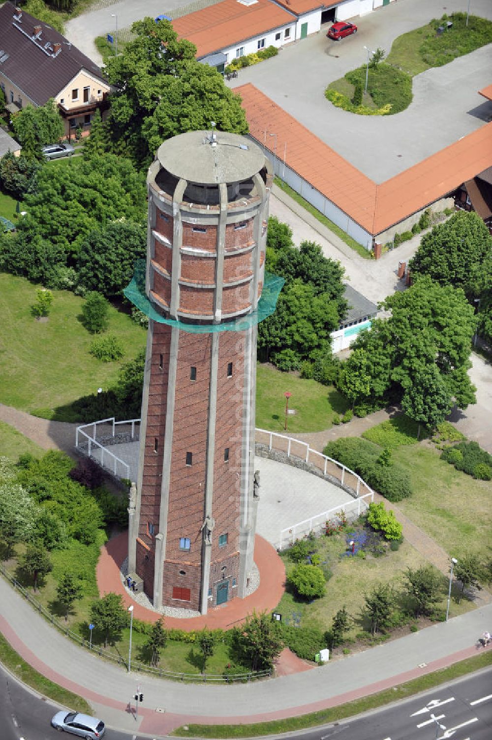 Genthin from the bird's eye view: Blick auf den Wasserturm an der Geschwister-Scholl-Straße / Jerichower Strasse. Der weithin sichtbaren Turm stellt ein Wahrzeichen der Stadt dar, ist jedoch seit 1995 nicht mehr als Wasserturm in Nutzung. Im Turm ist ein Cafe eingerichtet. View the water tower at the Geschwister-Scholl-Strasse / Jerichower road. The highly visible tower is a landmark of the city, but since 1995 no longer in use as a water tower.