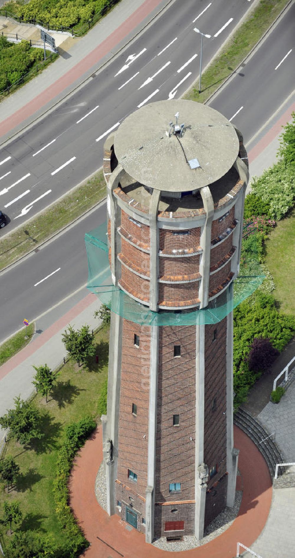 Aerial image Genthin - Blick auf den Wasserturm an der Geschwister-Scholl-Straße / Jerichower Strasse. Der weithin sichtbaren Turm stellt ein Wahrzeichen der Stadt dar, ist jedoch seit 1995 nicht mehr als Wasserturm in Nutzung. Im Turm ist ein Cafe eingerichtet. View the water tower at the Geschwister-Scholl-Strasse / Jerichower road. The highly visible tower is a landmark of the city, but since 1995 no longer in use as a water tower.