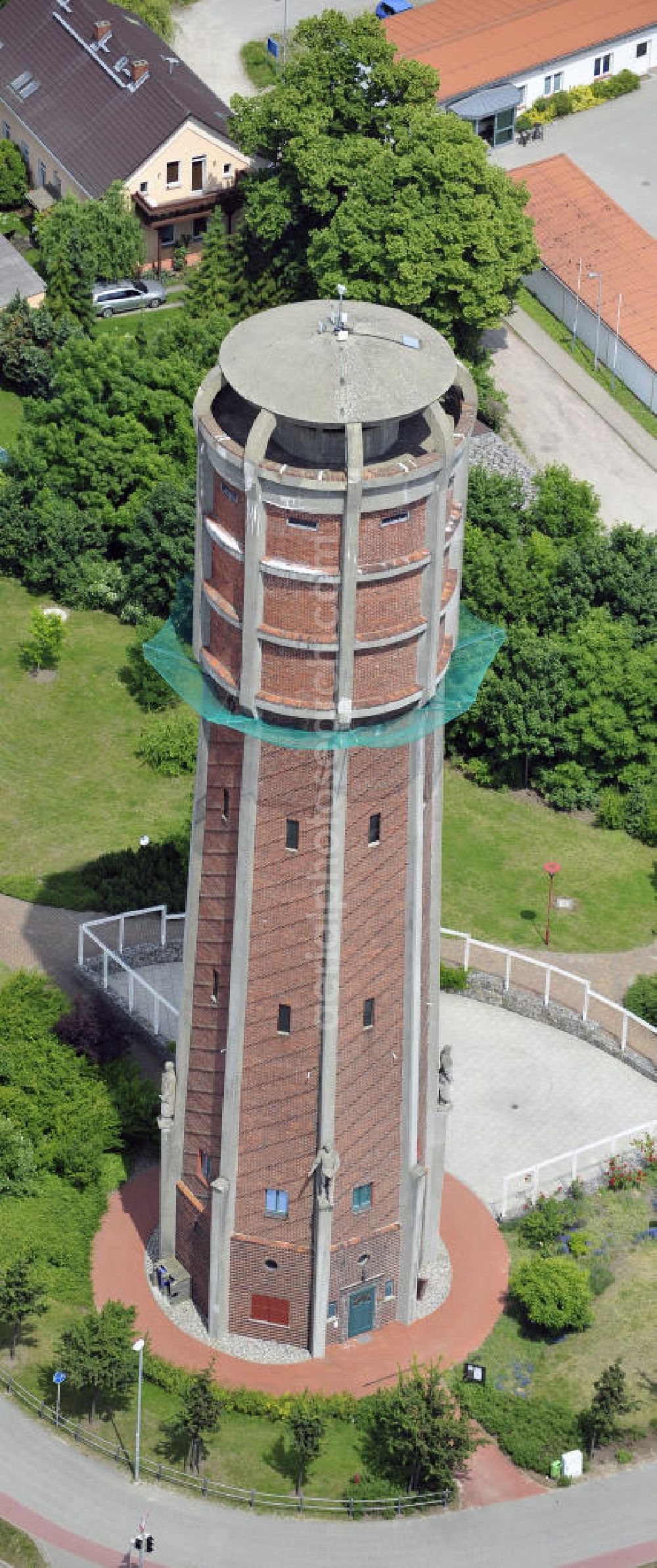 Aerial photograph Genthin - Blick auf den Wasserturm an der Geschwister-Scholl-Straße / Jerichower Strasse. Der weithin sichtbaren Turm stellt ein Wahrzeichen der Stadt dar, ist jedoch seit 1995 nicht mehr als Wasserturm in Nutzung. Im Turm ist ein Cafe eingerichtet. View the water tower at the Geschwister-Scholl-Strasse / Jerichower road. The highly visible tower is a landmark of the city, but since 1995 no longer in use as a water tower.