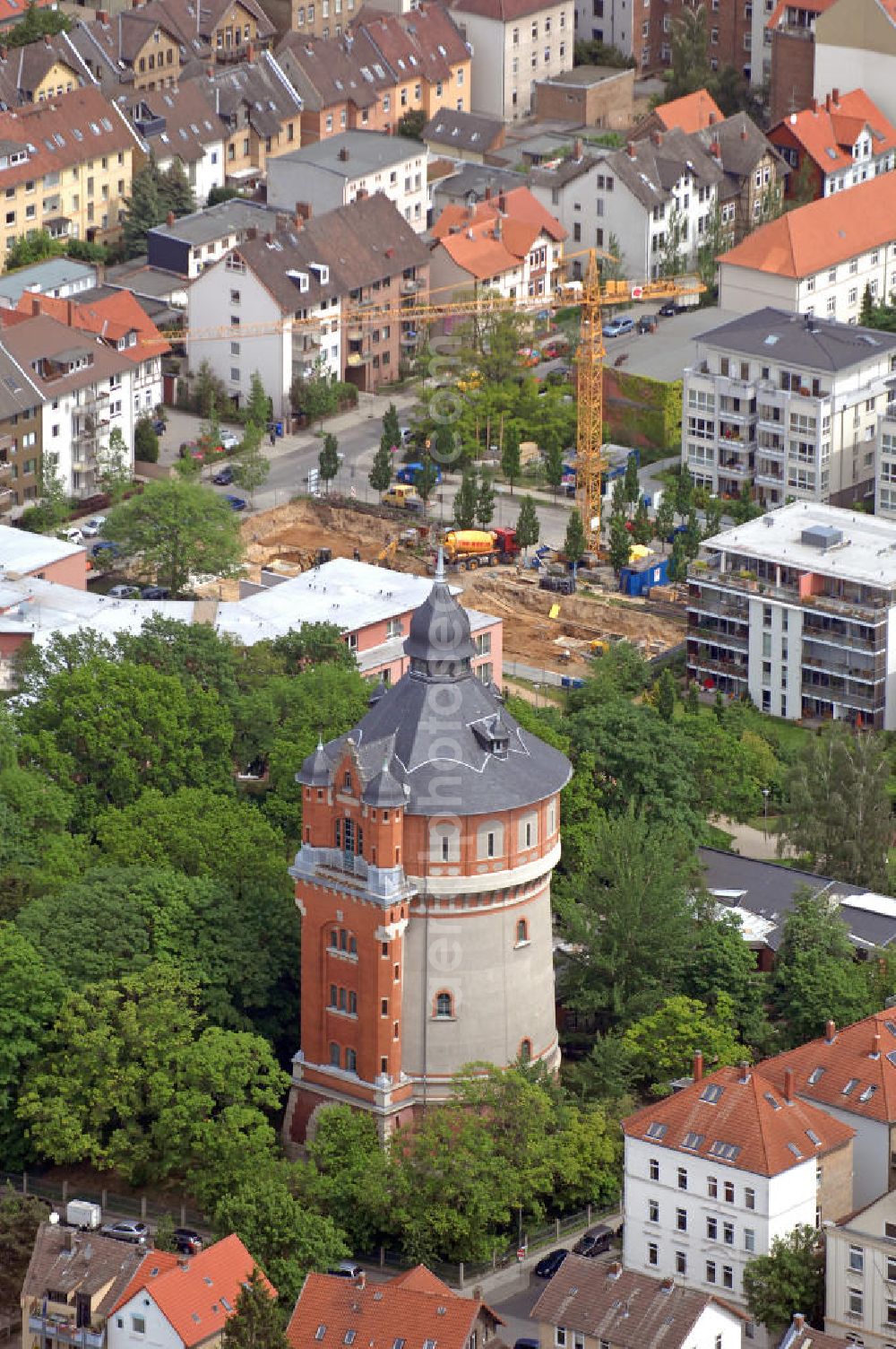 Aerial image Braunschweig - Blick auf den Wasserturm auf dem Giersberg. Der Wasserturm mit einer Höhe von 58 m wurde im Jahr 1901 von den Wasserwerken der Stadt errichtet und war wesentlicher Bestandteil der Wasserversorgung der Innenstadt. View of the water tower at the Giersberg. The water tower with a height of 58 m was built in 1901 and was an integral part of the water supply to the city center.