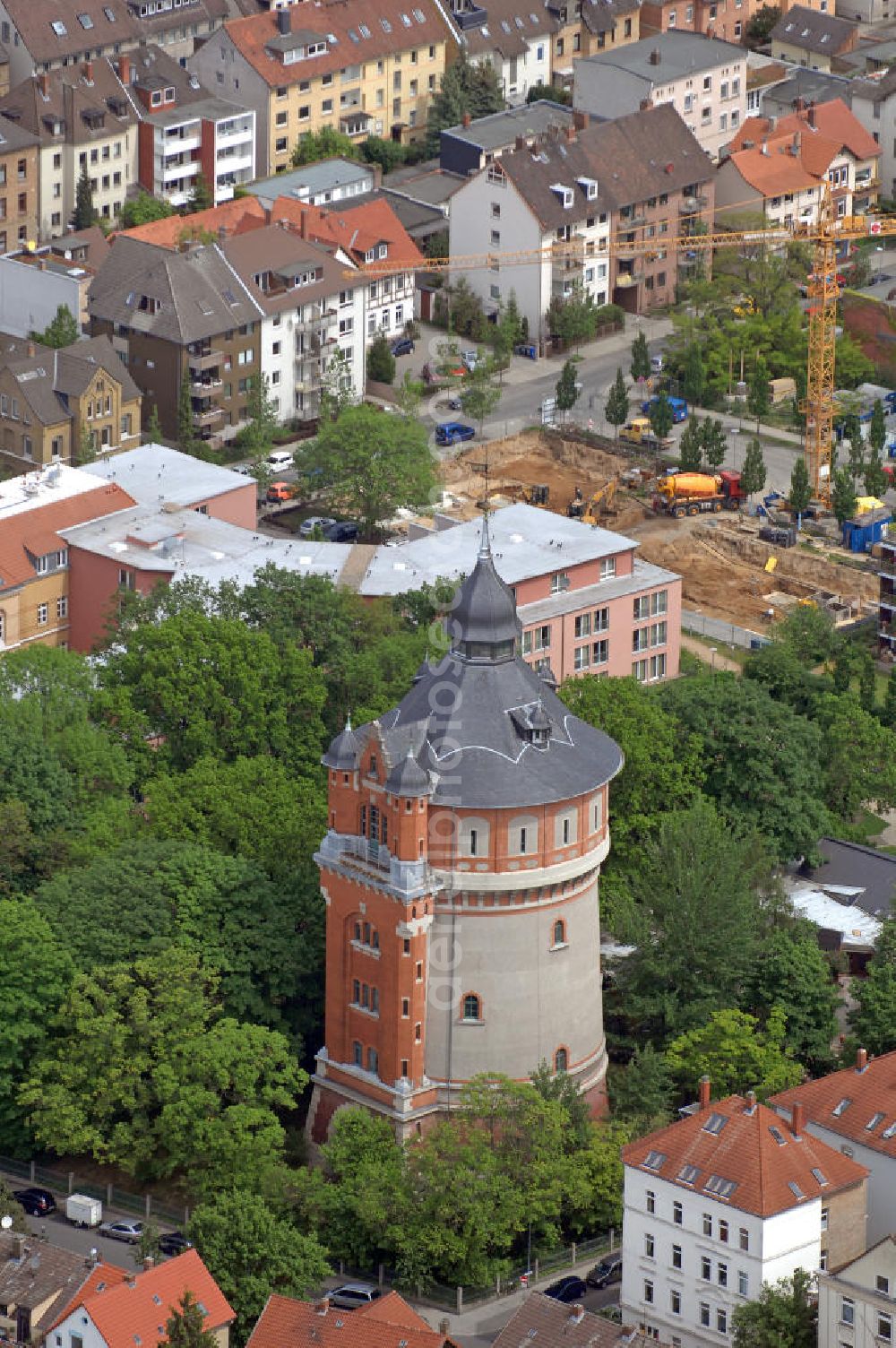 Aerial photograph Braunschweig - Blick auf den Wasserturm auf dem Giersberg. Der Wasserturm mit einer Höhe von 58 m wurde im Jahr 1901 von den Wasserwerken der Stadt errichtet und war wesentlicher Bestandteil der Wasserversorgung der Innenstadt. View of the water tower at the Giersberg. The water tower with a height of 58 m was built in 1901 and was an integral part of the water supply to the city center.