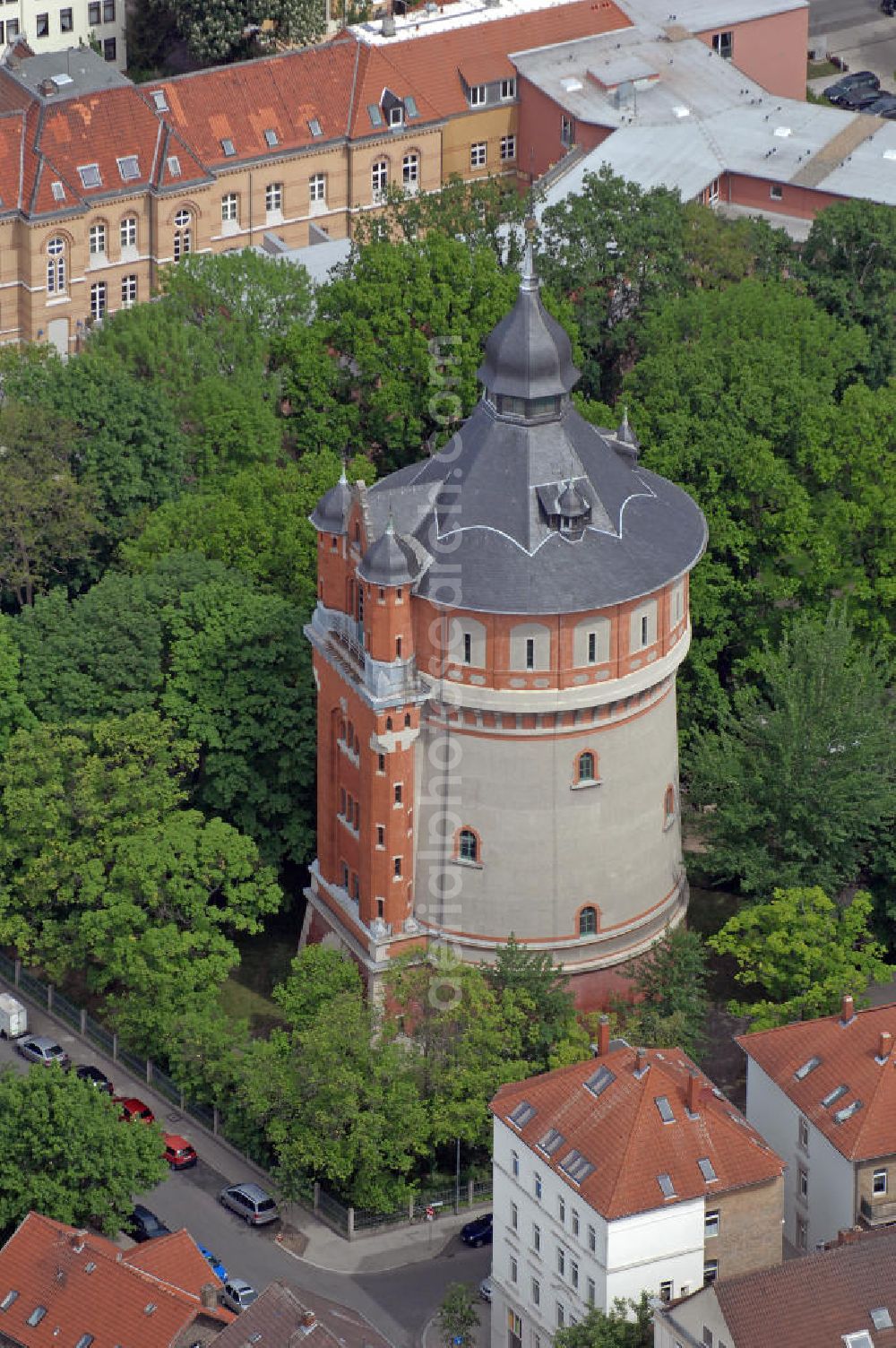 Braunschweig from the bird's eye view: Blick auf den Wasserturm auf dem Giersberg. Der Wasserturm mit einer Höhe von 58 m wurde im Jahr 1901 von den Wasserwerken der Stadt errichtet und war wesentlicher Bestandteil der Wasserversorgung der Innenstadt. View of the water tower at the Giersberg. The water tower with a height of 58 m was built in 1901 and was an integral part of the water supply to the city center.