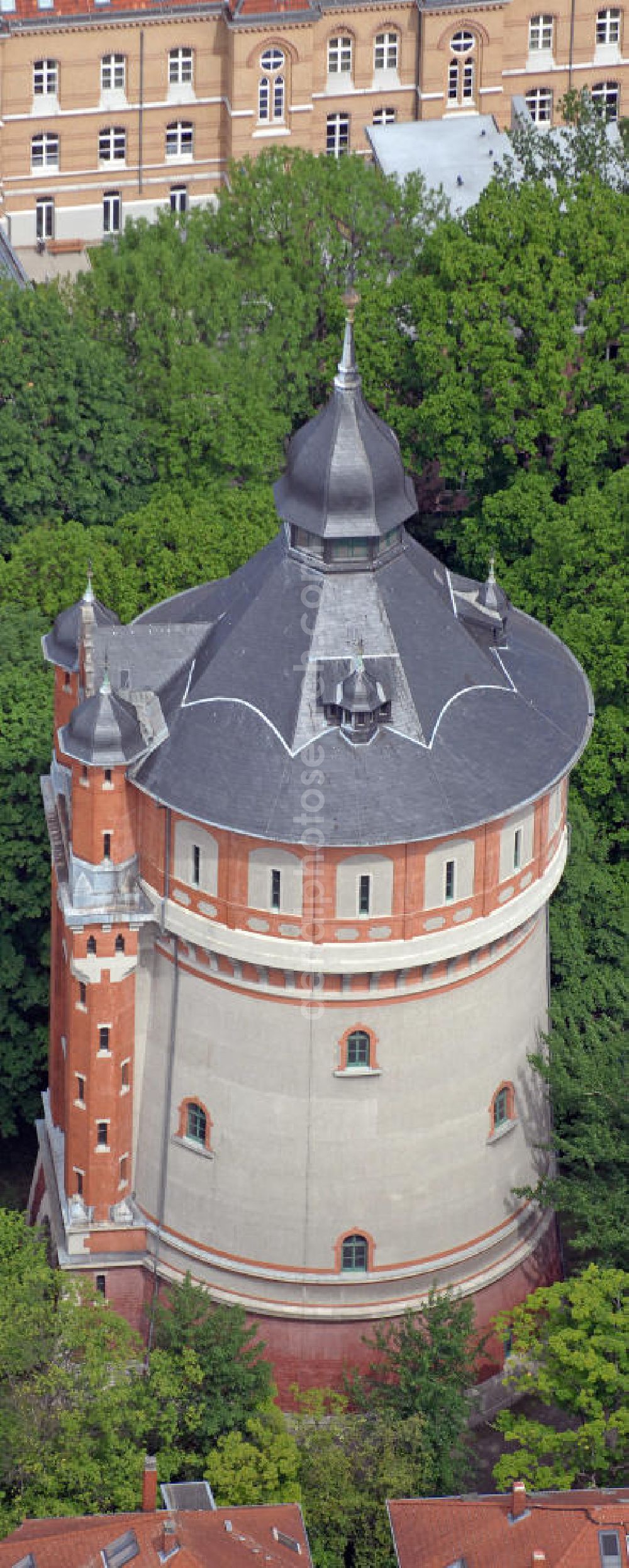 Aerial image Braunschweig - Blick auf den Wasserturm auf dem Giersberg. Der Wasserturm mit einer Höhe von 58 m wurde im Jahr 1901 von den Wasserwerken der Stadt errichtet und war wesentlicher Bestandteil der Wasserversorgung der Innenstadt. View of the water tower at the Giersberg. The water tower with a height of 58 m was built in 1901 and was an integral part of the water supply to the city center.