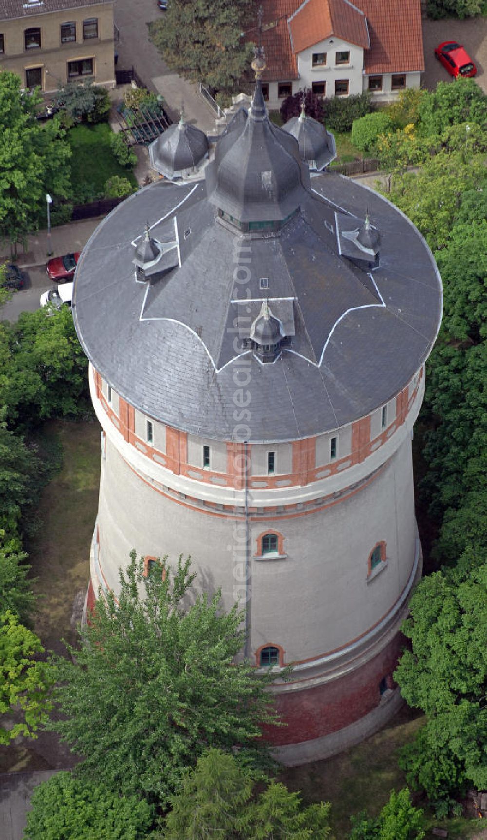 Aerial photograph Braunschweig - Blick auf den Wasserturm auf dem Giersberg. Der Wasserturm mit einer Höhe von 58 m wurde im Jahr 1901 von den Wasserwerken der Stadt errichtet und war wesentlicher Bestandteil der Wasserversorgung der Innenstadt. View of the water tower at the Giersberg. The water tower with a height of 58 m was built in 1901 and was an integral part of the water supply to the city center.