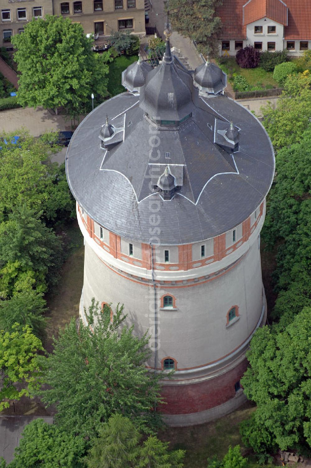 Braunschweig from above - Blick auf den Wasserturm auf dem Giersberg. Der Wasserturm mit einer Höhe von 58 m wurde im Jahr 1901 von den Wasserwerken der Stadt errichtet und war wesentlicher Bestandteil der Wasserversorgung der Innenstadt. View of the water tower at the Giersberg. The water tower with a height of 58 m was built in 1901 and was an integral part of the water supply to the city center.