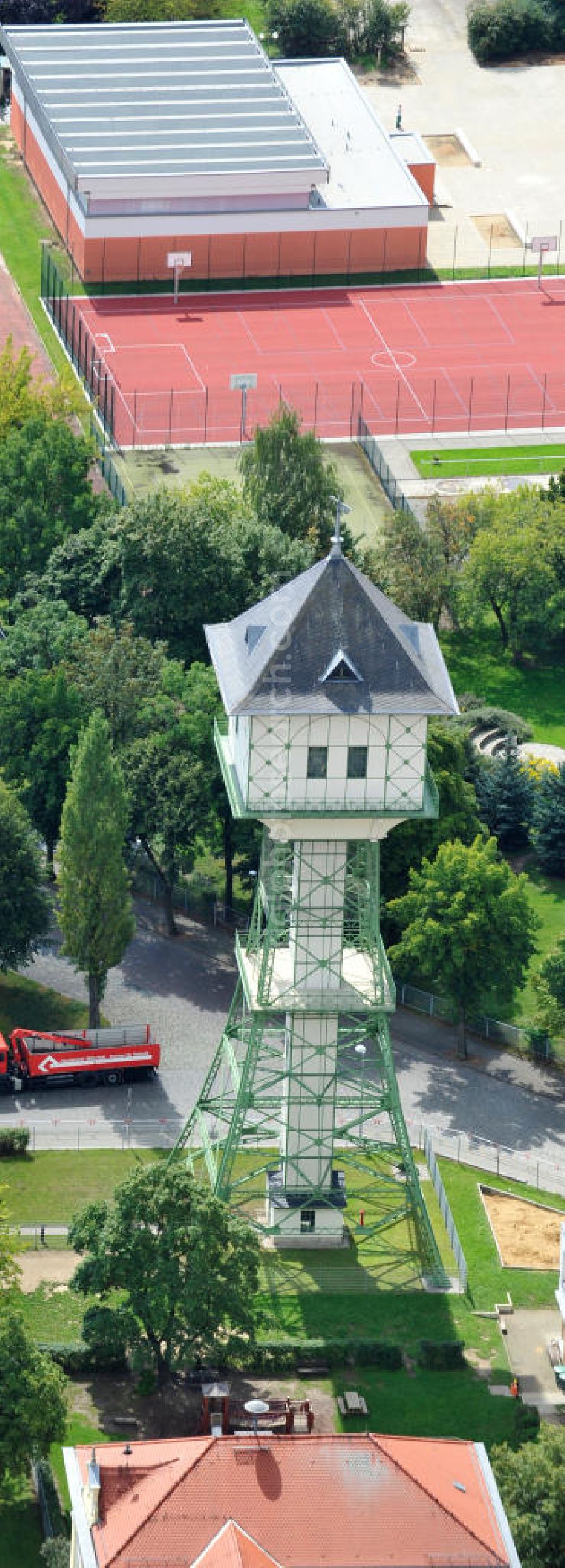 Aerial image Groitzsch - Der um 1900 errichtete Wasserturm ist ein 45 Meter hohes Stahlskelettbauwerk, welches bis heute in Nutzung ist und als Wahrzeichen der Stadt Groitzsch in der Nähe von Leipzig, Sachsen gilt. The Water tower, a 45 metres high steel frame construction which was raised around 1900, is still in use and regarded as landmark of town Groitzsch near Leipzig in Saxony.