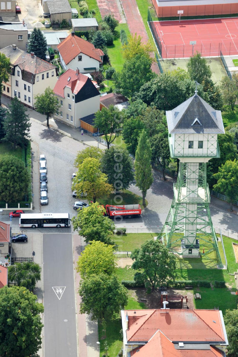 Aerial photograph Groitzsch - Der um 1900 errichtete Wasserturm ist ein 45 Meter hohes Stahlskelettbauwerk, welches bis heute in Nutzung ist und als Wahrzeichen der Stadt Groitzsch in der Nähe von Leipzig, Sachsen gilt. The Water tower, a 45 metres high steel frame construction which was raised around 1900, is still in use and regarded as landmark of town Groitzsch near Leipzig in Saxony.