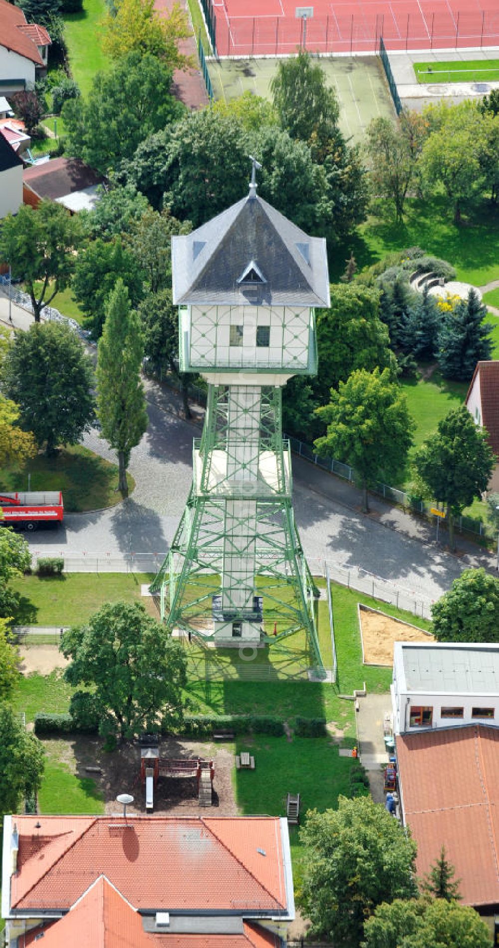 Groitzsch from above - Der um 1900 errichtete Wasserturm ist ein 45 Meter hohes Stahlskelettbauwerk, welches bis heute in Nutzung ist und als Wahrzeichen der Stadt Groitzsch in der Nähe von Leipzig, Sachsen gilt. The Water tower, a 45 metres high steel frame construction which was raised around 1900, is still in use and regarded as landmark of town Groitzsch near Leipzig in Saxony.