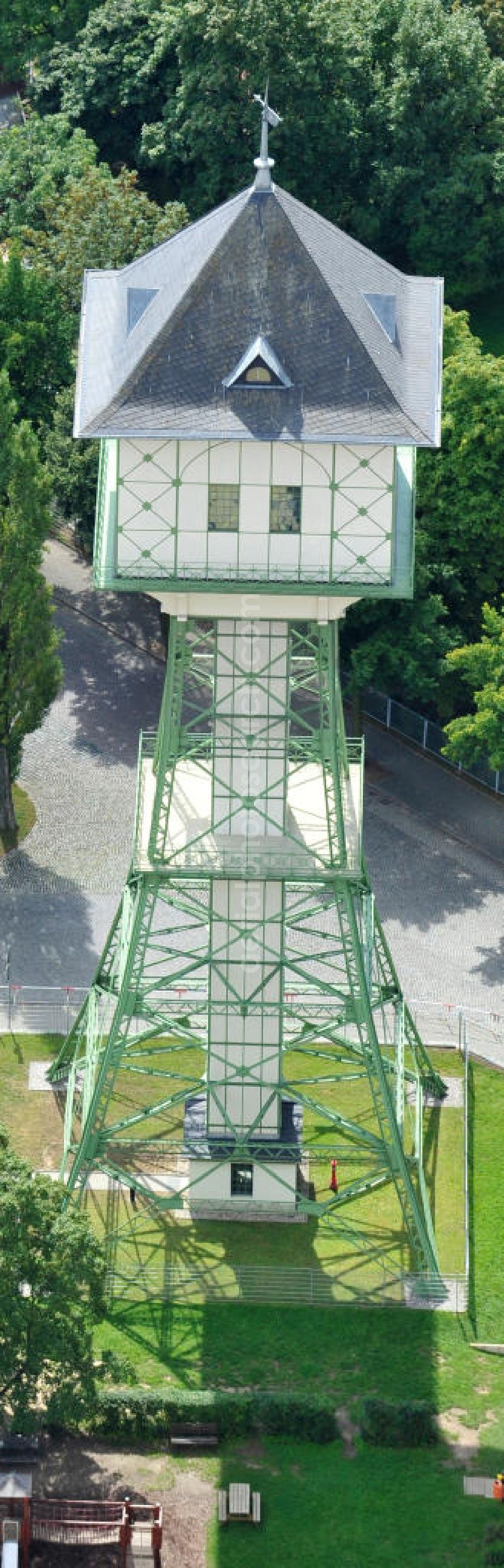 Groitzsch from the bird's eye view: Der um 1900 errichtete Wasserturm ist ein 45 Meter hohes Stahlskelettbauwerk, welches bis heute in Nutzung ist und als Wahrzeichen der Stadt Groitzsch in der Nähe von Leipzig, Sachsen gilt. The Water tower, a 45 metres high steel frame construction which was raised around 1900, is still in use and regarded as landmark of town Groitzsch near Leipzig in Saxony.