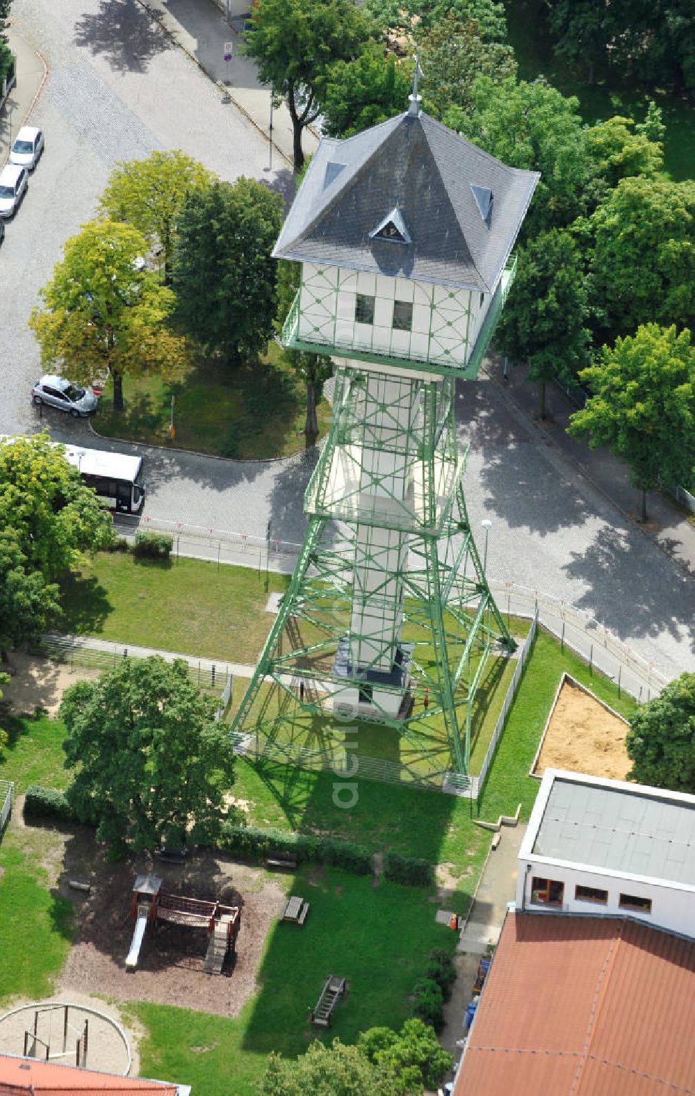 Groitzsch from above - Der um 1900 errichtete Wasserturm ist ein 45 Meter hohes Stahlskelettbauwerk, welches bis heute in Nutzung ist und als Wahrzeichen der Stadt Groitzsch in der Nähe von Leipzig, Sachsen gilt. The Water tower, a 45 metres high steel frame construction which was raised around 1900, is still in use and regarded as landmark of town Groitzsch near Leipzig in Saxony.