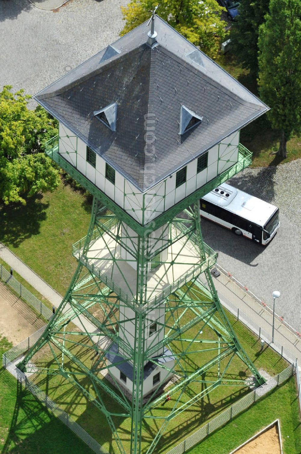 Aerial image Groitzsch - Der um 1900 errichtete Wasserturm ist ein 45 Meter hohes Stahlskelettbauwerk, welches bis heute in Nutzung ist und als Wahrzeichen der Stadt Groitzsch in der Nähe von Leipzig, Sachsen gilt. The Water tower, a 45 metres high steel frame construction which was raised around 1900, is still in use and regarded as landmark of town Groitzsch near Leipzig in Saxony.