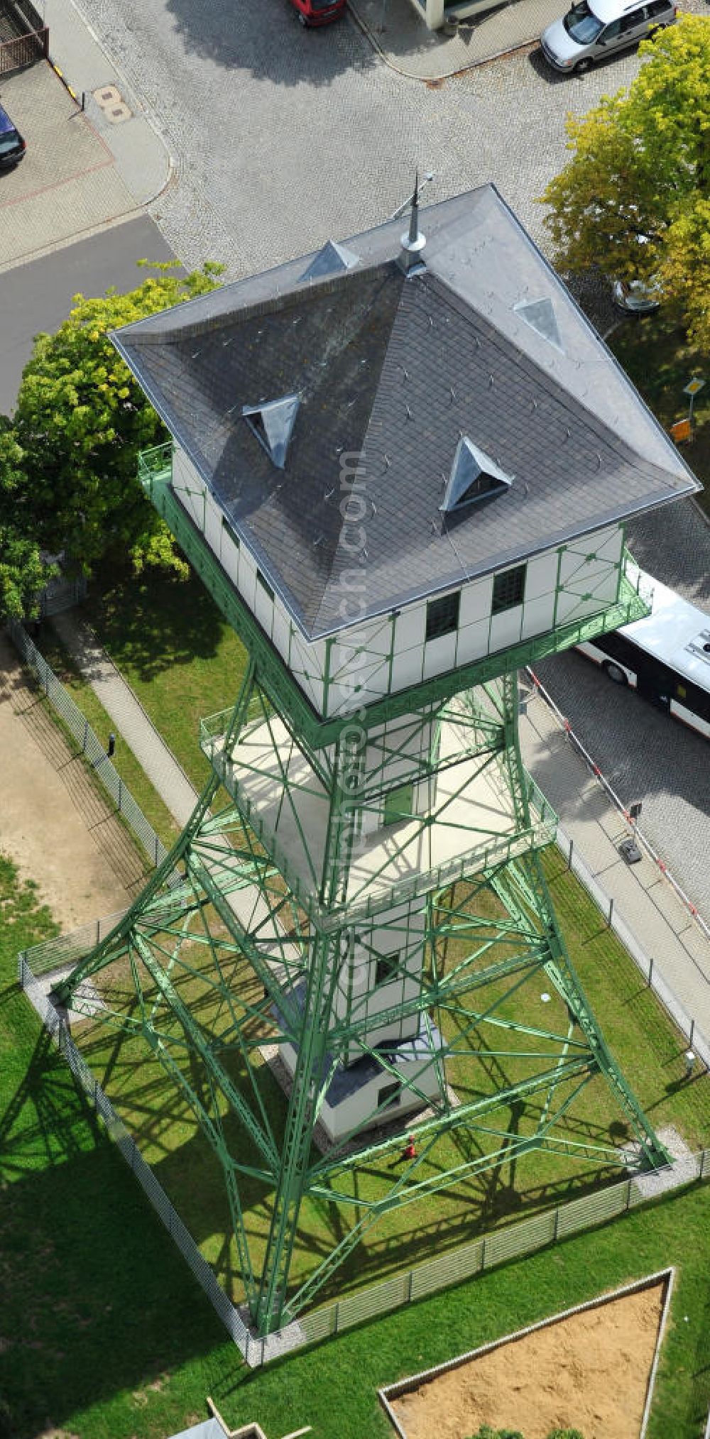 Aerial photograph Groitzsch - Der um 1900 errichtete Wasserturm ist ein 45 Meter hohes Stahlskelettbauwerk, welches bis heute in Nutzung ist und als Wahrzeichen der Stadt Groitzsch in der Nähe von Leipzig, Sachsen gilt. The Water tower, a 45 metres high steel frame construction which was raised around 1900, is still in use and regarded as landmark of town Groitzsch near Leipzig in Saxony.