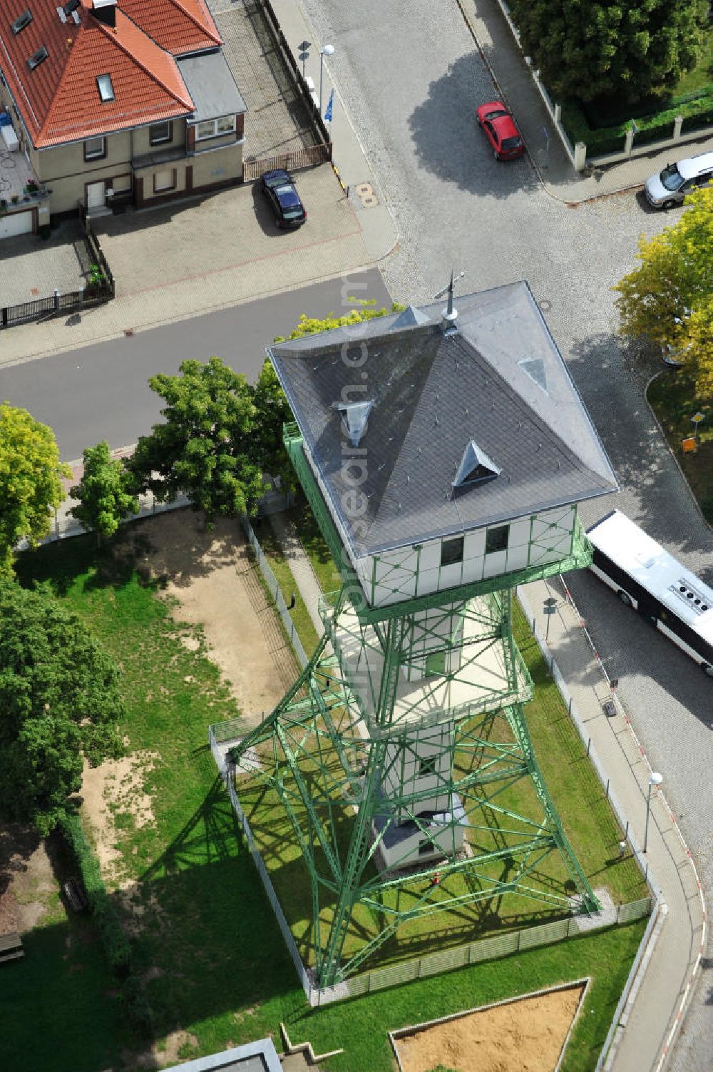 Groitzsch from above - Der um 1900 errichtete Wasserturm ist ein 45 Meter hohes Stahlskelettbauwerk, welches bis heute in Nutzung ist und als Wahrzeichen der Stadt Groitzsch in der Nähe von Leipzig, Sachsen gilt. The Water tower, a 45 metres high steel frame construction which was raised around 1900, is still in use and regarded as landmark of town Groitzsch near Leipzig in Saxony.