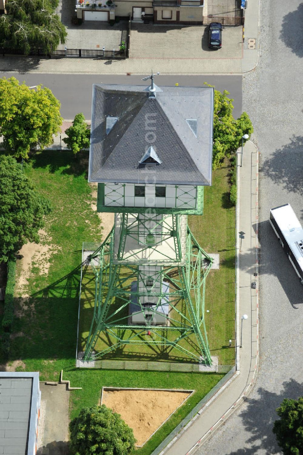 Groitzsch from the bird's eye view: Der um 1900 errichtete Wasserturm ist ein 45 Meter hohes Stahlskelettbauwerk, welches bis heute in Nutzung ist und als Wahrzeichen der Stadt Groitzsch in der Nähe von Leipzig, Sachsen gilt. The Water tower, a 45 metres high steel frame construction which was raised around 1900, is still in use and regarded as landmark of town Groitzsch near Leipzig in Saxony.