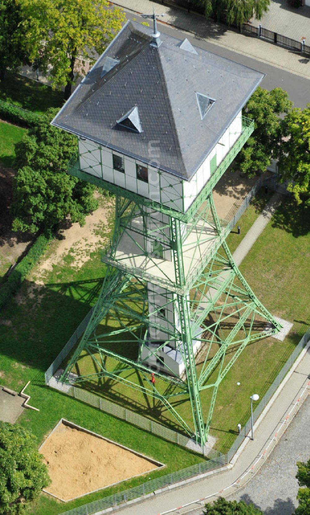 Aerial photograph Groitzsch - Der um 1900 errichtete Wasserturm ist ein 45 Meter hohes Stahlskelettbauwerk, welches bis heute in Nutzung ist und als Wahrzeichen der Stadt Groitzsch in der Nähe von Leipzig, Sachsen gilt. The Water tower, a 45 metres high steel frame construction which was raised around 1900, is still in use and regarded as landmark of town Groitzsch near Leipzig in Saxony.