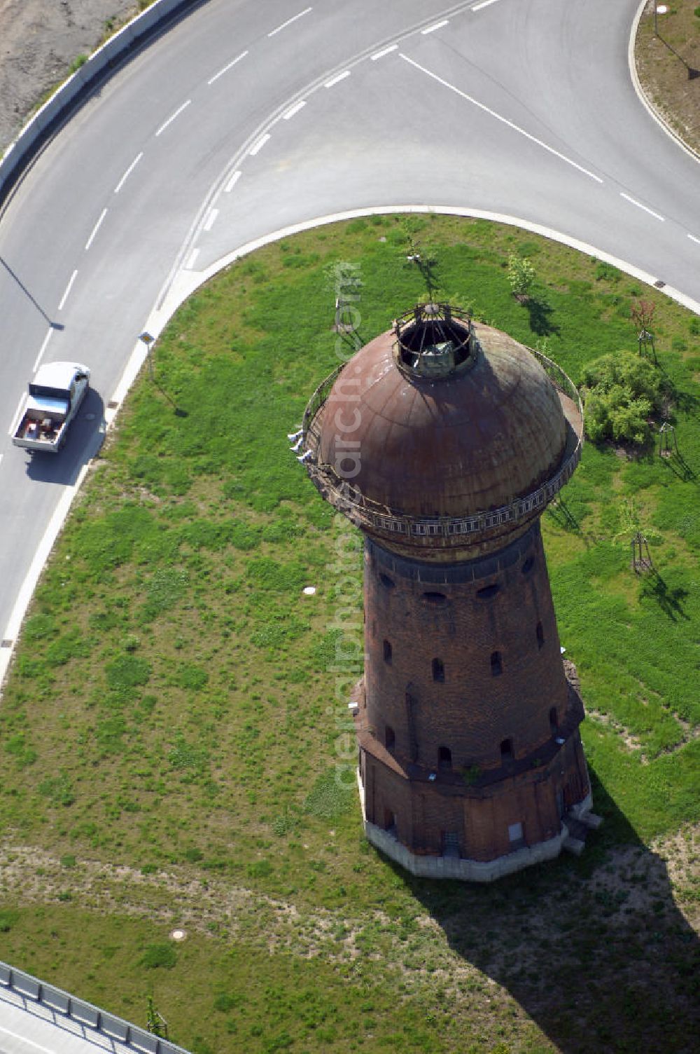 Halberstadt from the bird's eye view: Blick auf den Wasserturm zu Halberstadt in Sachsen - Anhalt. Ein Wasserturm dient der Speicherung von Wasser. Heute werden die im 19. Jahrhundert benötigten Wasserbehälter durch modernere Anlagen ersetzt und dem Verfall überlassen oder abgerissen. Trotz dessen sind die Türme baulich und technisch eindrucksvoll und nicht selten Denkmäler. Kontakt: info@wasserturm-halberstadt.de