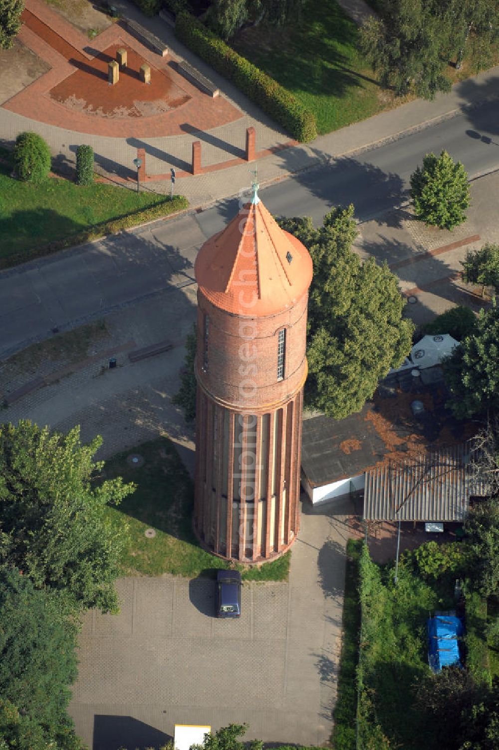 Salzwedel from the bird's eye view: Blick auf den Wasserturm der Stadt Havelberg in Sachsen-Anhalt. Touristeninformation: Tourist-Information Havelberg, Uferstraße 1, 39539 Havelberg; Tel.: 03 93 87 / 7 90 91 oder 1 94 33; Fax: 03 93 87 / 7 90 92 e-mail: touristinformation-havelberg@t-online.de Havelberg 2007/08/07 Water-tower of Havelberg.