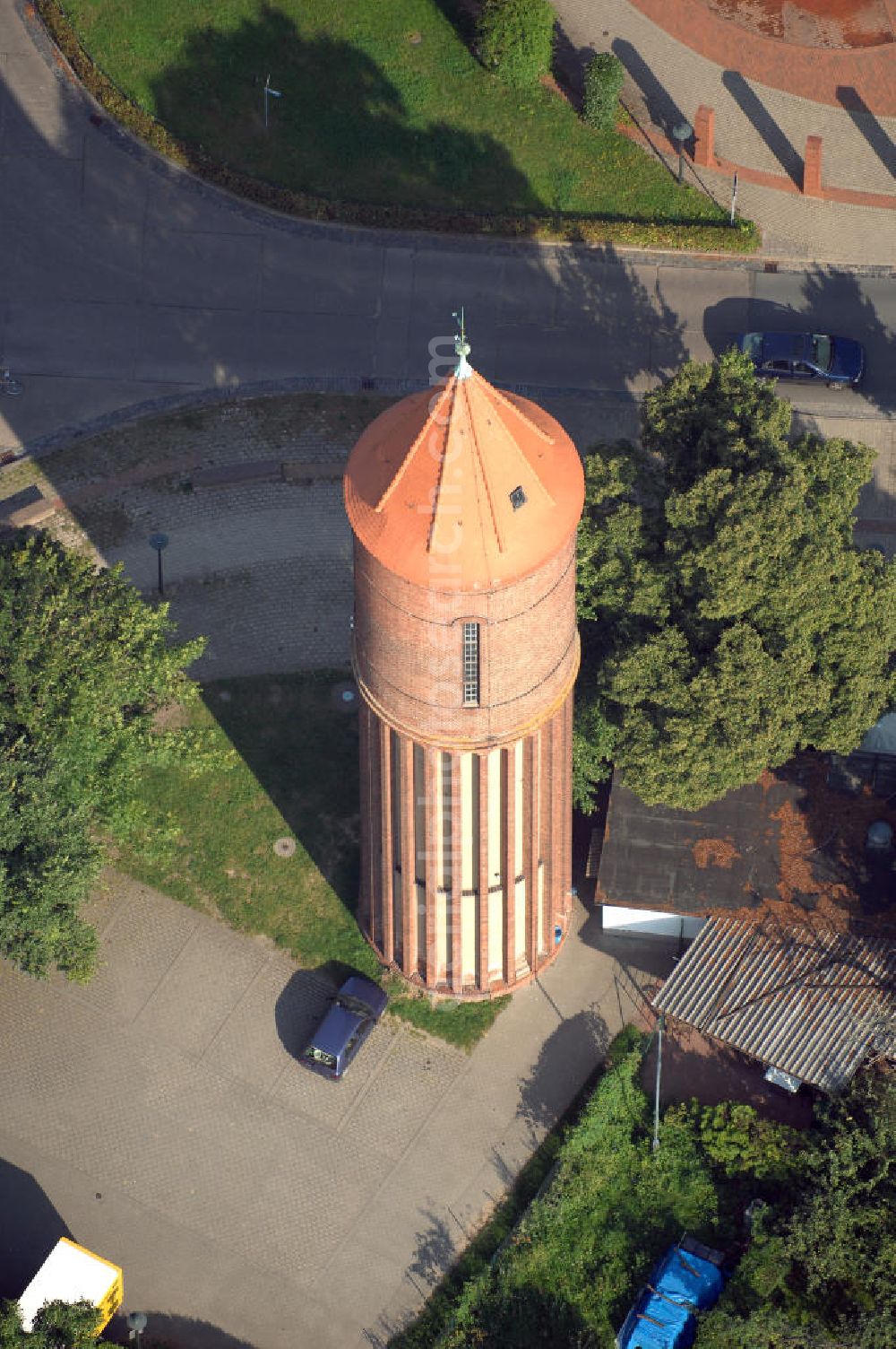 Aerial image Salzwedel - Blick auf den Wasserturm der Stadt Havelberg in Sachsen-Anhalt. Touristeninformation: Tourist-Information Havelberg, Uferstraße 1, 39539 Havelberg; Tel.: 03 93 87 / 7 90 91 oder 1 94 33; Fax: 03 93 87 / 7 90 92 e-mail: touristinformation-havelberg@t-online.de Havelberg 2007/08/07 Water-tower of Havelberg.