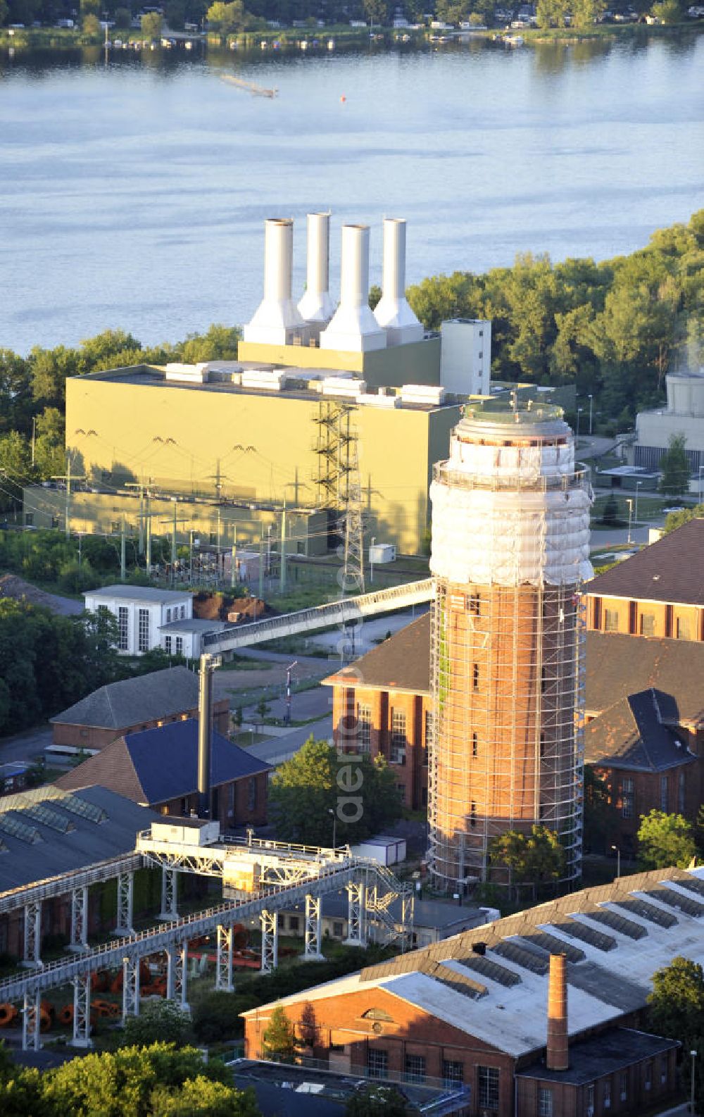 Aerial photograph Brandenburg an der Havel / Ortsteil Kirchmöser - Der sich im Zustand der Sanierung befindliche Wasserturm und das Kraftwerk Kirchmöser im Ortsteil Kirchmöser der Stadt Brandenburg an der Havel, Brandenburg. Water tower, in the state of reconstruction, and the generating plant Kirchmoeser in the district Kirchmoeser of Brandenburg an der Havel, Brandenburg.