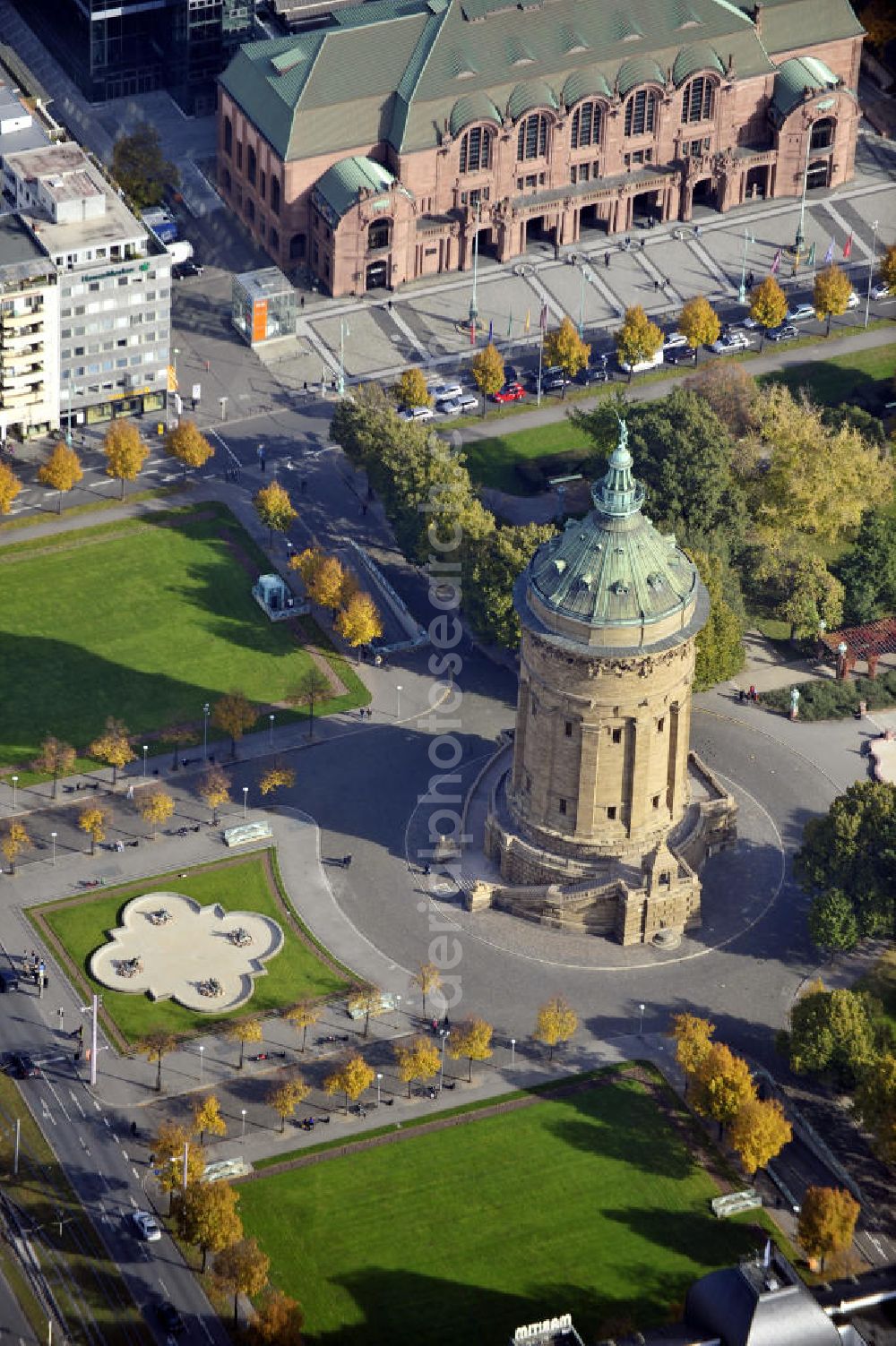 Mannheim from above - Blick auf die Stadt Mannheim in Baden-Württemberg mit dem Friedrichsplatz und dem historischen Wasserturm im Zentrum, sowie dem Rosengarten. Der Wasserturm wurde 1889 errichtet und blieb bis zum Jahr 2000 für die Wasserversorgung der Stadt Mannheim in Betrieb. View to the city of Mannheim in Baden-Württemberg with the Friedrichsplatz, the historic water tower in the center and the rose garden.