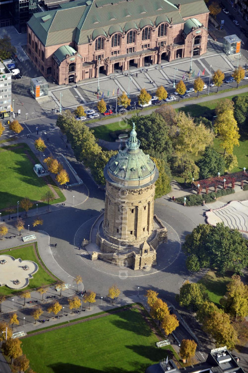 Mannheim from the bird's eye view: Blick auf die Stadt Mannheim in Baden-Württemberg mit dem Friedrichsplatz und dem historischen Wasserturm im Zentrum, sowie dem Rosengarten. Der Wasserturm wurde 1889 errichtet und blieb bis zum Jahr 2000 für die Wasserversorgung der Stadt Mannheim in Betrieb. View to the city of Mannheim in Baden-Württemberg with the Friedrichsplatz, the historic water tower in the center and the rose garden.