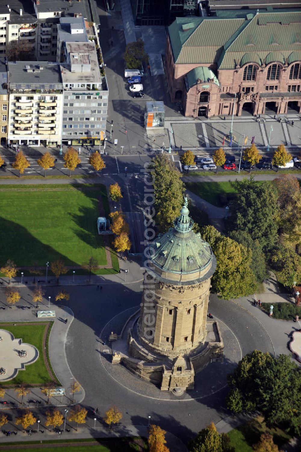 Aerial image Mannheim - Blick auf die Stadt Mannheim in Baden-Württemberg mit dem Friedrichsplatz und dem historischen Wasserturm im Zentrum, sowie dem Rosengarten. Der Wasserturm wurde 1889 errichtet und blieb bis zum Jahr 2000 für die Wasserversorgung der Stadt Mannheim in Betrieb. View to the city of Mannheim in Baden-Württemberg with the Friedrichsplatz, the historic water tower in the center and the rose garden.