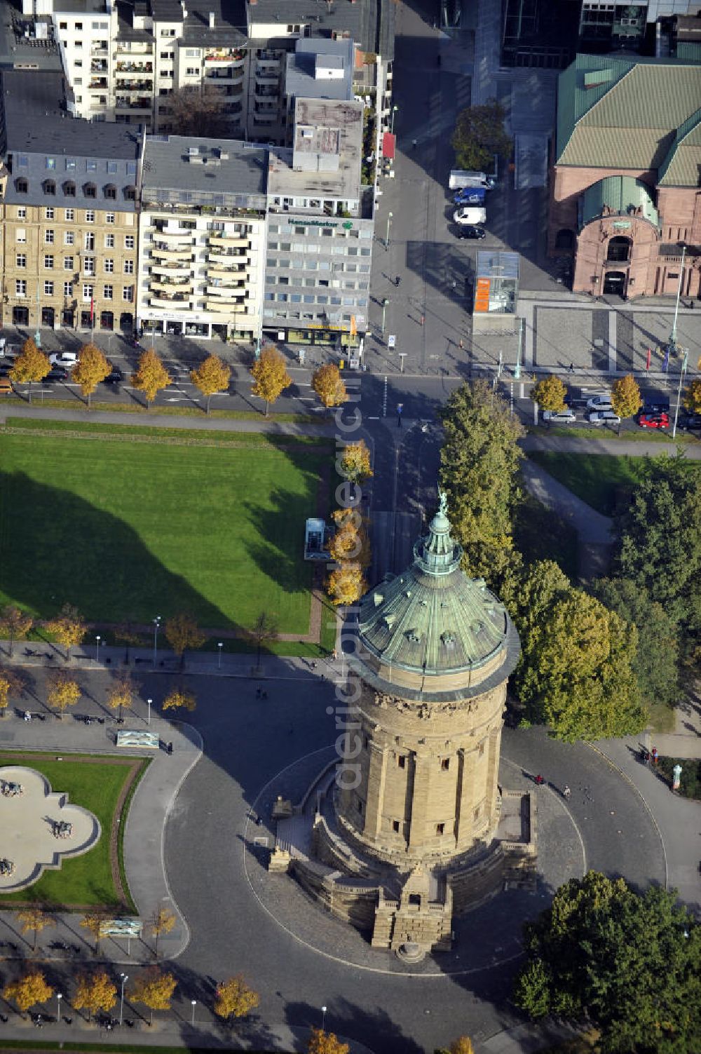 Aerial photograph Mannheim - Blick auf die Stadt Mannheim in Baden-Württemberg mit dem Friedrichsplatz und dem historischen Wasserturm im Zentrum, sowie dem Rosengarten. Der Wasserturm wurde 1889 errichtet und blieb bis zum Jahr 2000 für die Wasserversorgung der Stadt Mannheim in Betrieb. View to the city of Mannheim in Baden-Württemberg with the Friedrichsplatz, the historic water tower in the center and the rose garden.