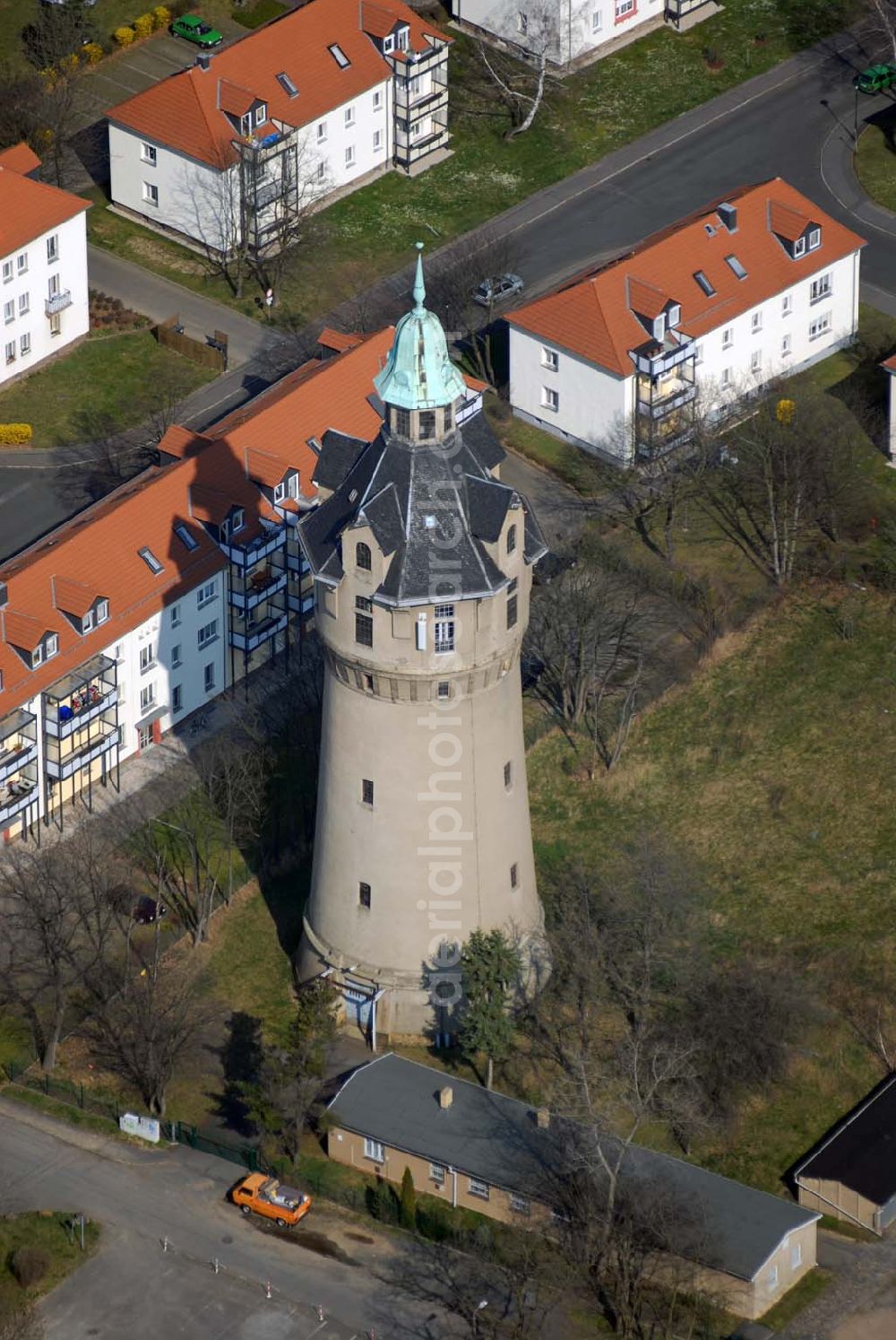 Leipzig from above - Wasserturm in 04416 Markkleeberg in der Wasserturmstraße; Baujahr: 1904, Eigentümer: Kommunale Wasserwerke Leipzig GmbH; Bauart: Ziegelmauerwerk, verputzt; Technische Daten: Höhe: 55 m; Wasserbehälter: Stahlblech, genietet; Volumen: 370 m³