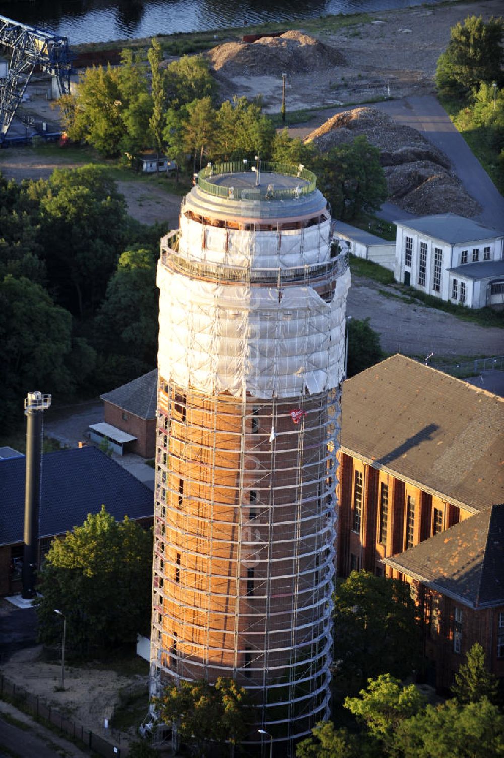 Aerial photograph Brandenburg an der Havel / Ortsteil Kirchmöser - Der sich im Zustand der Sanierung befindliche Wasserturm im Ortsteil Kirchmöser der Stadt Brandenburg an der Havel, Brandenburg. Water tower, in the state of reconstruction, in the district Kirchmoeser of Brandenburg an der Havel, Brandenburg.