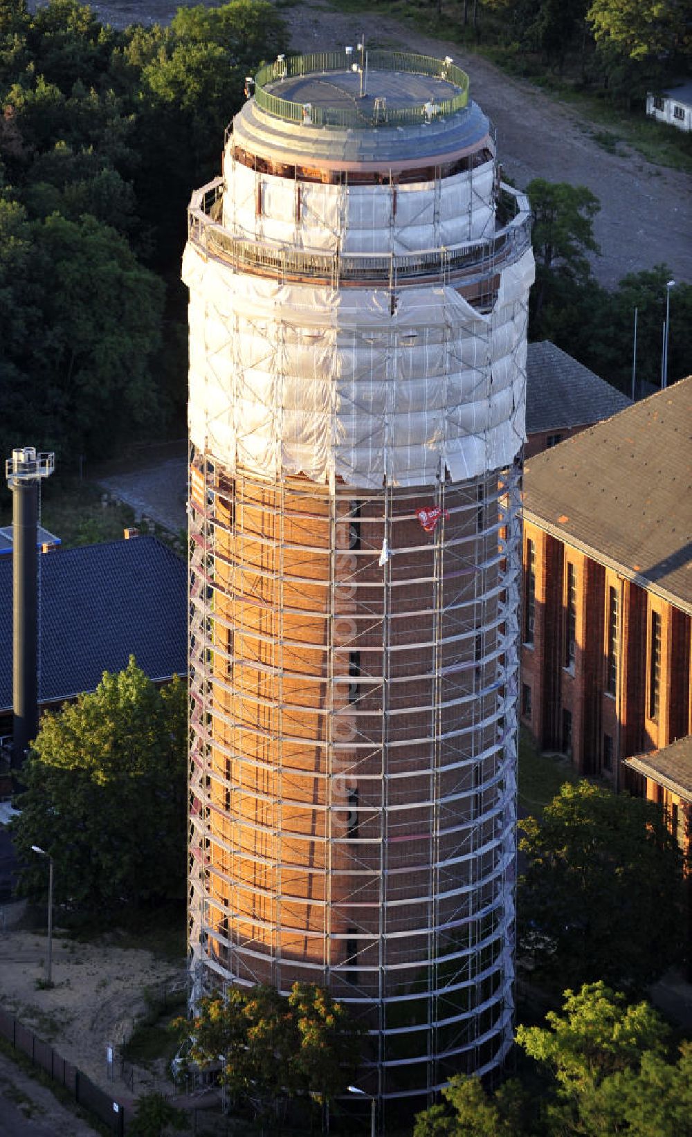 Brandenburg an der Havel / Ortsteil Kirchmöser from above - Der sich im Zustand der Sanierung befindliche Wasserturm im Ortsteil Kirchmöser der Stadt Brandenburg an der Havel, Brandenburg. Water tower, in the state of reconstruction, in the district Kirchmoeser of Brandenburg an der Havel, Brandenburg.