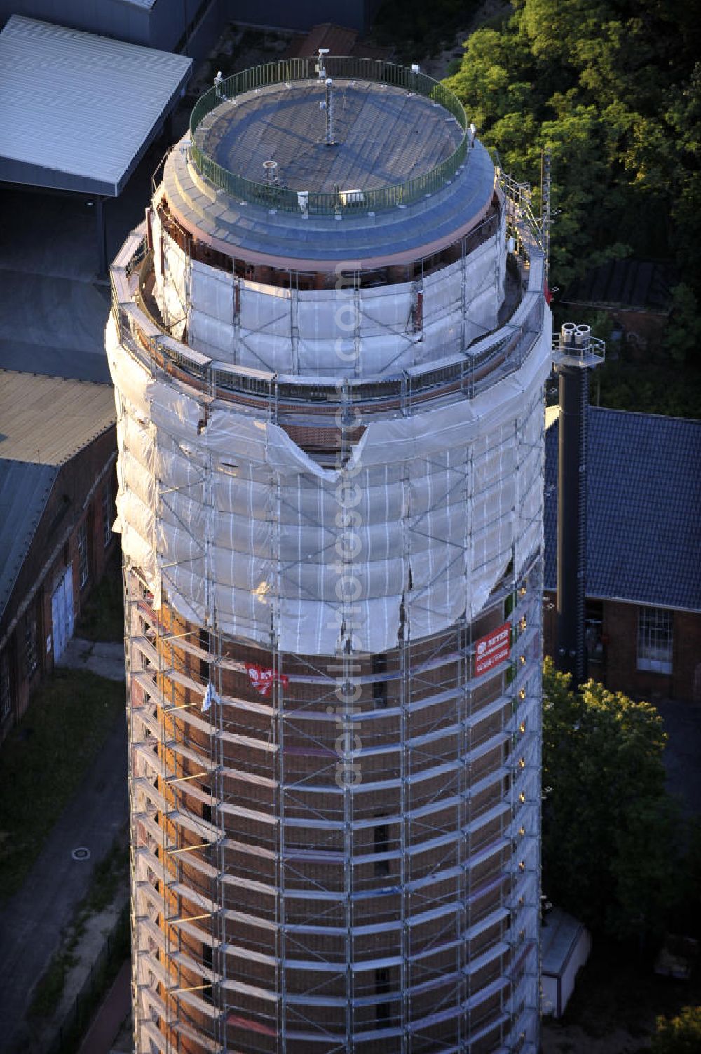 Brandenburg an der Havel / Ortsteil Kirchmöser from the bird's eye view: Der sich im Zustand der Sanierung befindliche Wasserturm im Ortsteil Kirchmöser der Stadt Brandenburg an der Havel, Brandenburg. Water tower, in the state of reconstruction, in the district Kirchmoeser of Brandenburg an der Havel, Brandenburg.