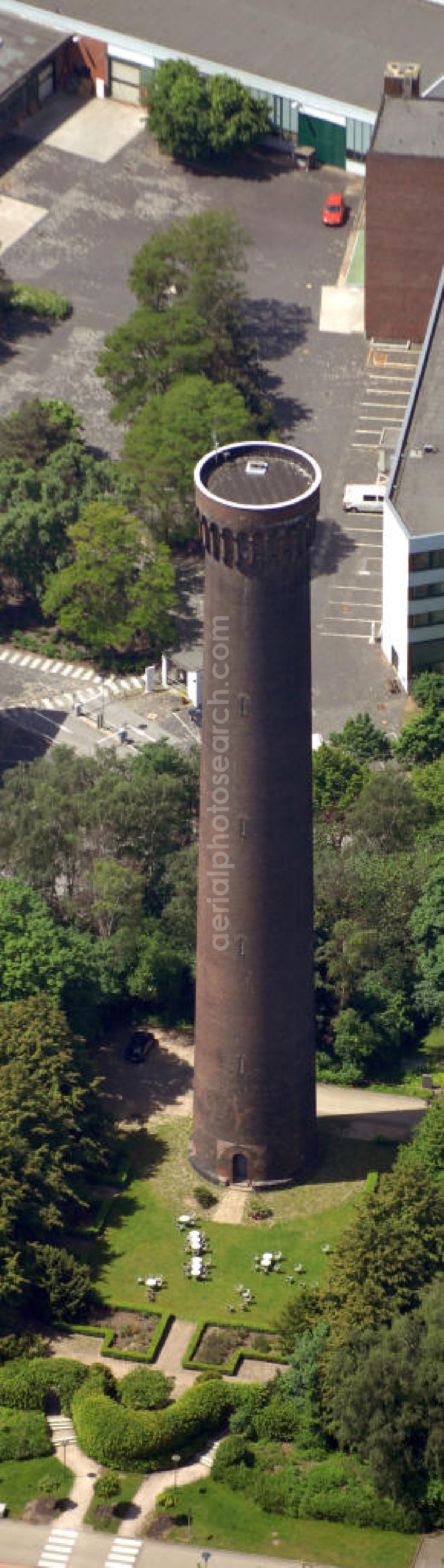 Hamburg from the bird's eye view: Der 64 Meter hohe Wasserturm als Wahrzeichen vom Stadtteil Rothenburgsort im Bezirk Hamburg-Mitte. The 64 meters high water tower as landmark of district Rothenburgsort in the Hamburg-Mitte area.