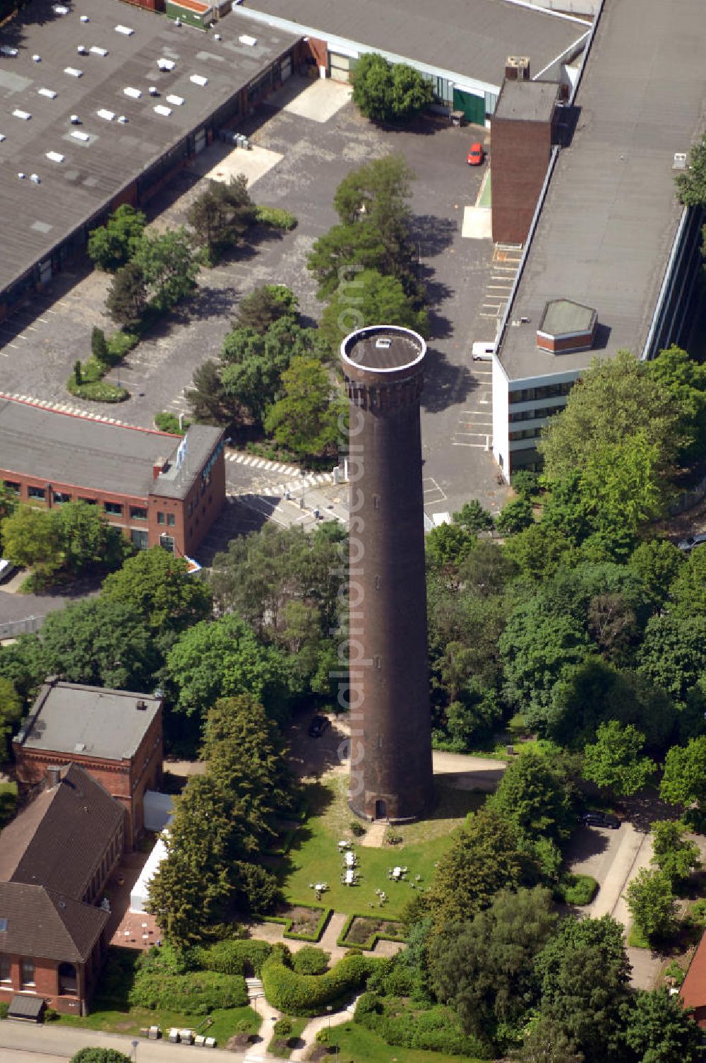 Aerial photograph Hamburg - Der 64 Meter hohe Wasserturm als Wahrzeichen vom Stadtteil Rothenburgsort im Bezirk Hamburg-Mitte. The 64 meters high water tower as landmark of district Rothenburgsort in the Hamburg-Mitte area.