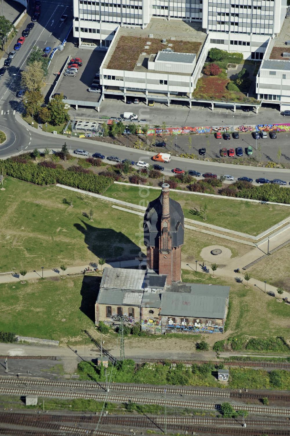 Aerial photograph Wiesbaden - Der 36 m hohe Wasserturm auf dem ehemaligen Gelände des Schlacht- und Viehhofes in der Nähe des Hauptbahnhofes. The 36 m high water tower on the former site of a slaughterhouse and stockyard near the central train station.