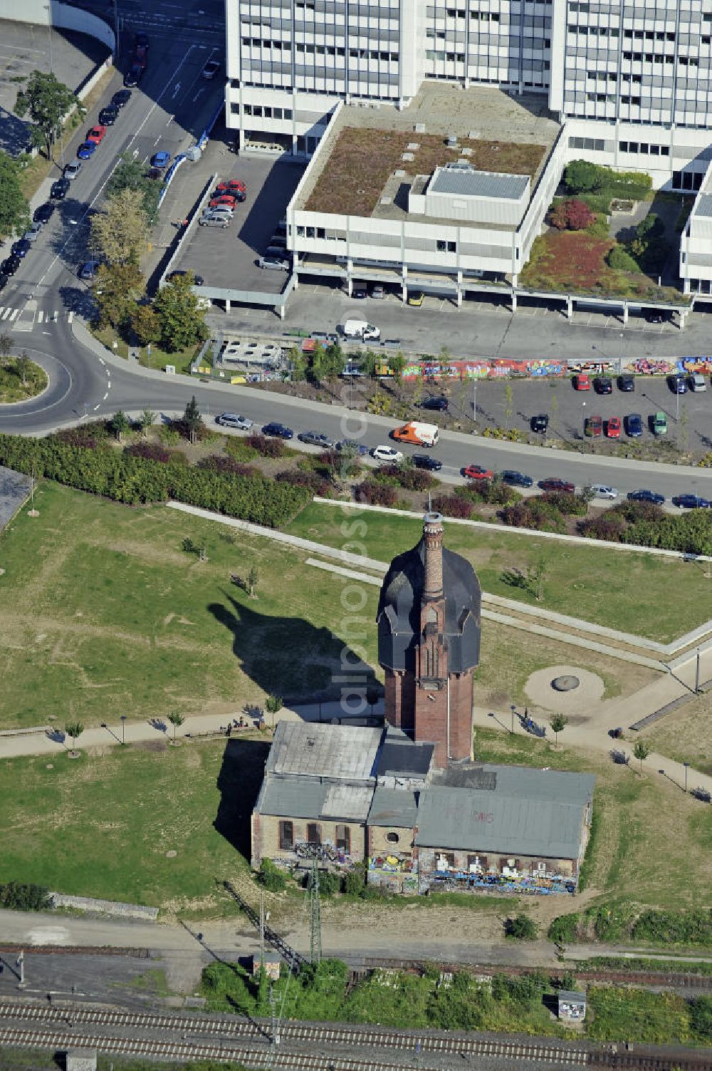 Wiesbaden from the bird's eye view: Der 36 m hohe Wasserturm auf dem ehemaligen Gelände des Schlacht- und Viehhofes in der Nähe des Hauptbahnhofes. The 36 m high water tower on the former site of a slaughterhouse and stockyard near the central train station.