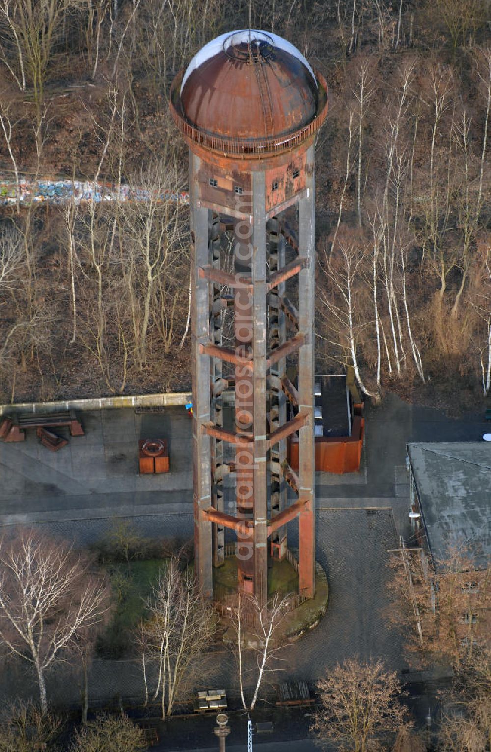 Berlin from the bird's eye view: Blick auf den Wasserturm im Schöneberger Südgelände Berlin. Der Turm ist mit seinen 50 Metern Höhe das Wahrzeichen des Naturparks Schöneberger Südgelände. Der obere Teil des Wasserturms stammt aus dem Jahr 1927. Kontakt Park: Grün Berlin Park und Garten GmbH, Sangerhauser Weg 1, 12349 Berlin, Tel. +49(0)30 700906 0, Fax +49(0)30 700906 70, Email: info@gruen-berlin.de