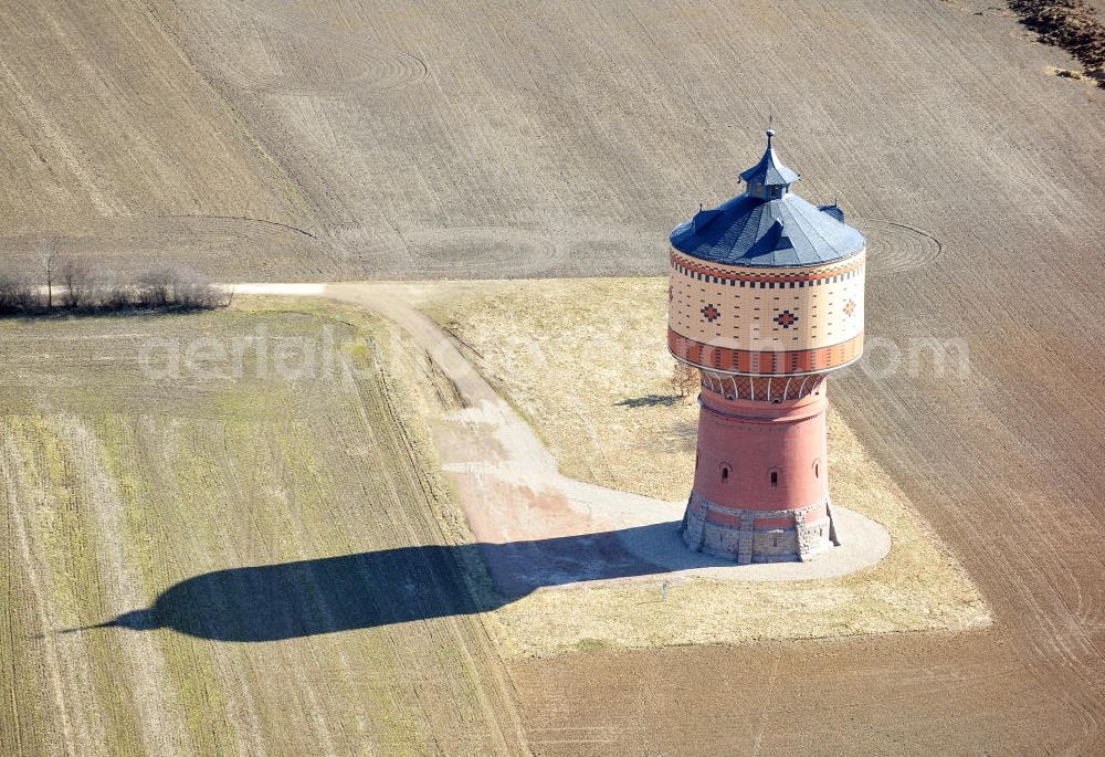 Mittweida from above - Der Wasserturm Mittweida auf einem Feld im sächsischen Mittweida. Der Turm dient als Tagesausgleichsbehälter und Löschwasserreserve und ist ein beliebtes Ausflugsziel. Betreiber ist der Zweckverband Kommunale Wasserversorgung/Abwasserentsorgung Mittleres Erzgebirgsvorland (ZWA-MEV). The water tower in Mittweida.