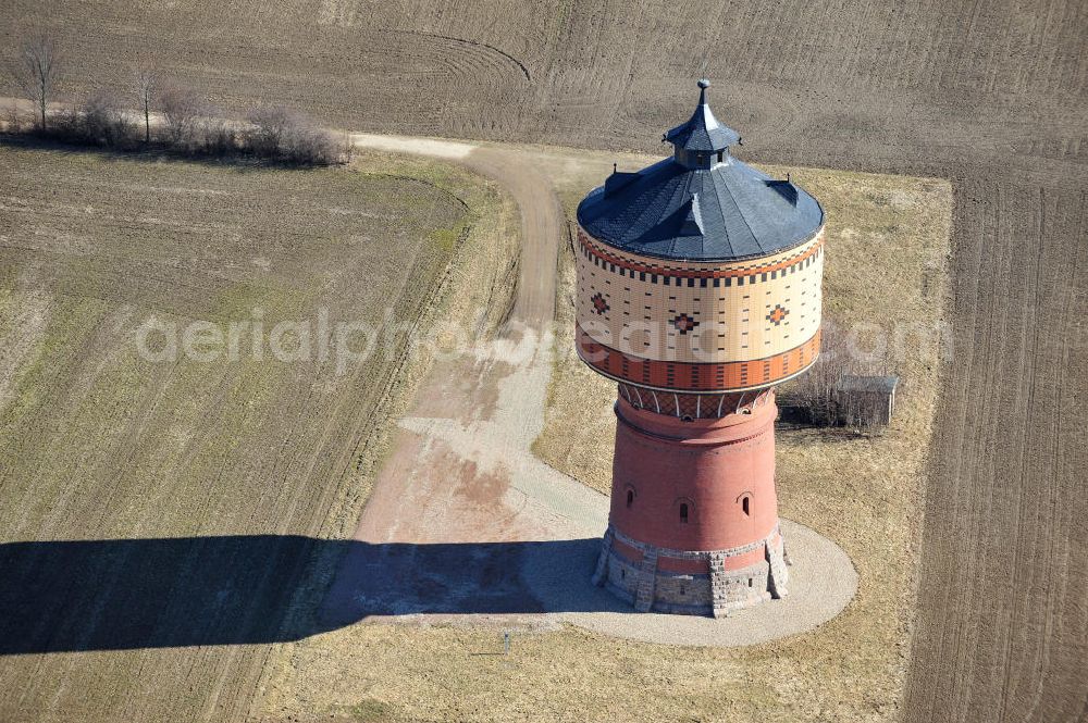 Mittweida from the bird's eye view: Der Wasserturm Mittweida auf einem Feld im sächsischen Mittweida. Der Turm dient als Tagesausgleichsbehälter und Löschwasserreserve und ist ein beliebtes Ausflugsziel. Betreiber ist der Zweckverband Kommunale Wasserversorgung/Abwasserentsorgung Mittleres Erzgebirgsvorland (ZWA-MEV). The water tower in Mittweida.