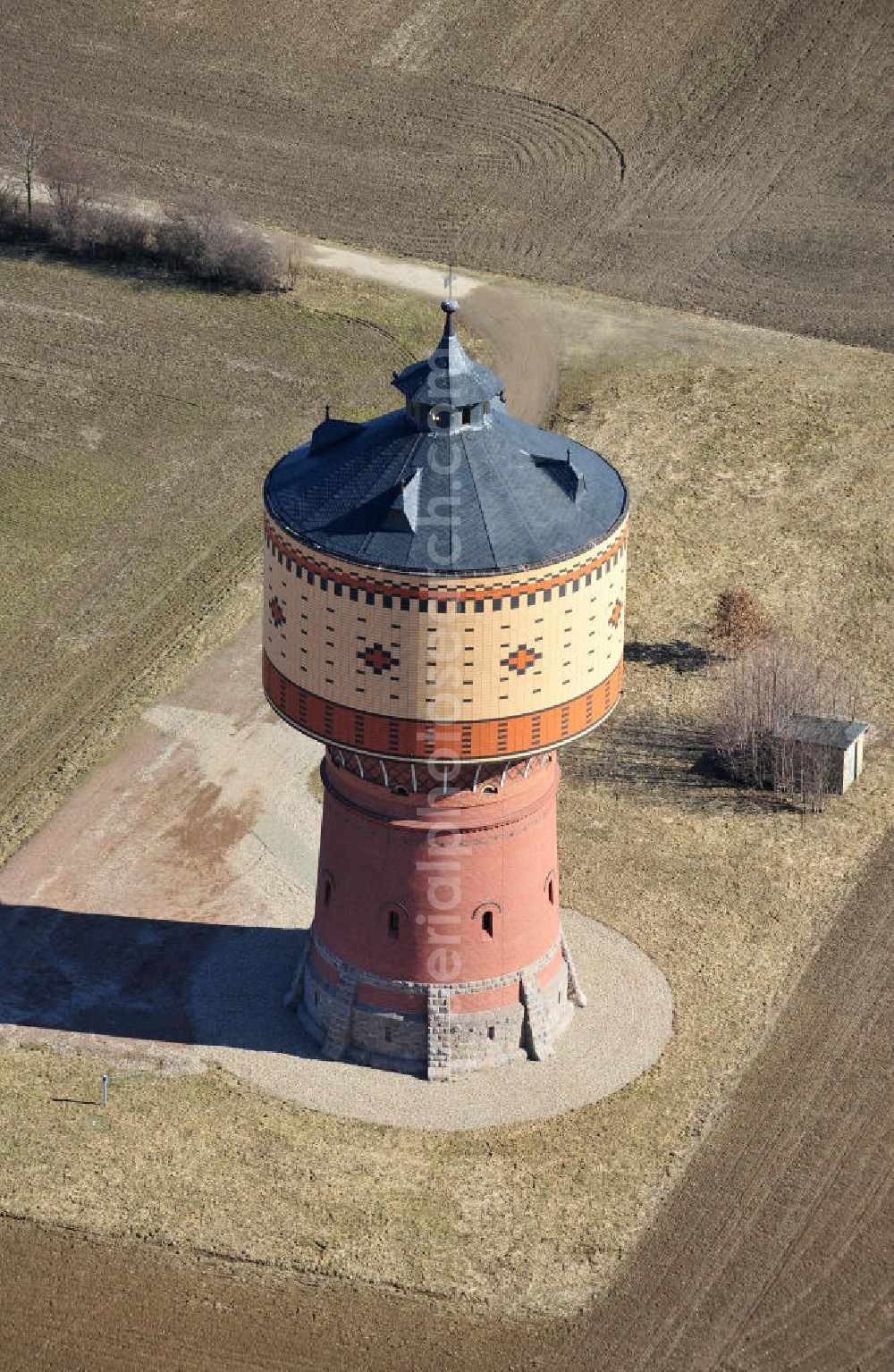 Aerial image Mittweida - Der Wasserturm Mittweida auf einem Feld im sächsischen Mittweida. Der Turm dient als Tagesausgleichsbehälter und Löschwasserreserve und ist ein beliebtes Ausflugsziel. Betreiber ist der Zweckverband Kommunale Wasserversorgung/Abwasserentsorgung Mittleres Erzgebirgsvorland (ZWA-MEV). The water tower in Mittweida.