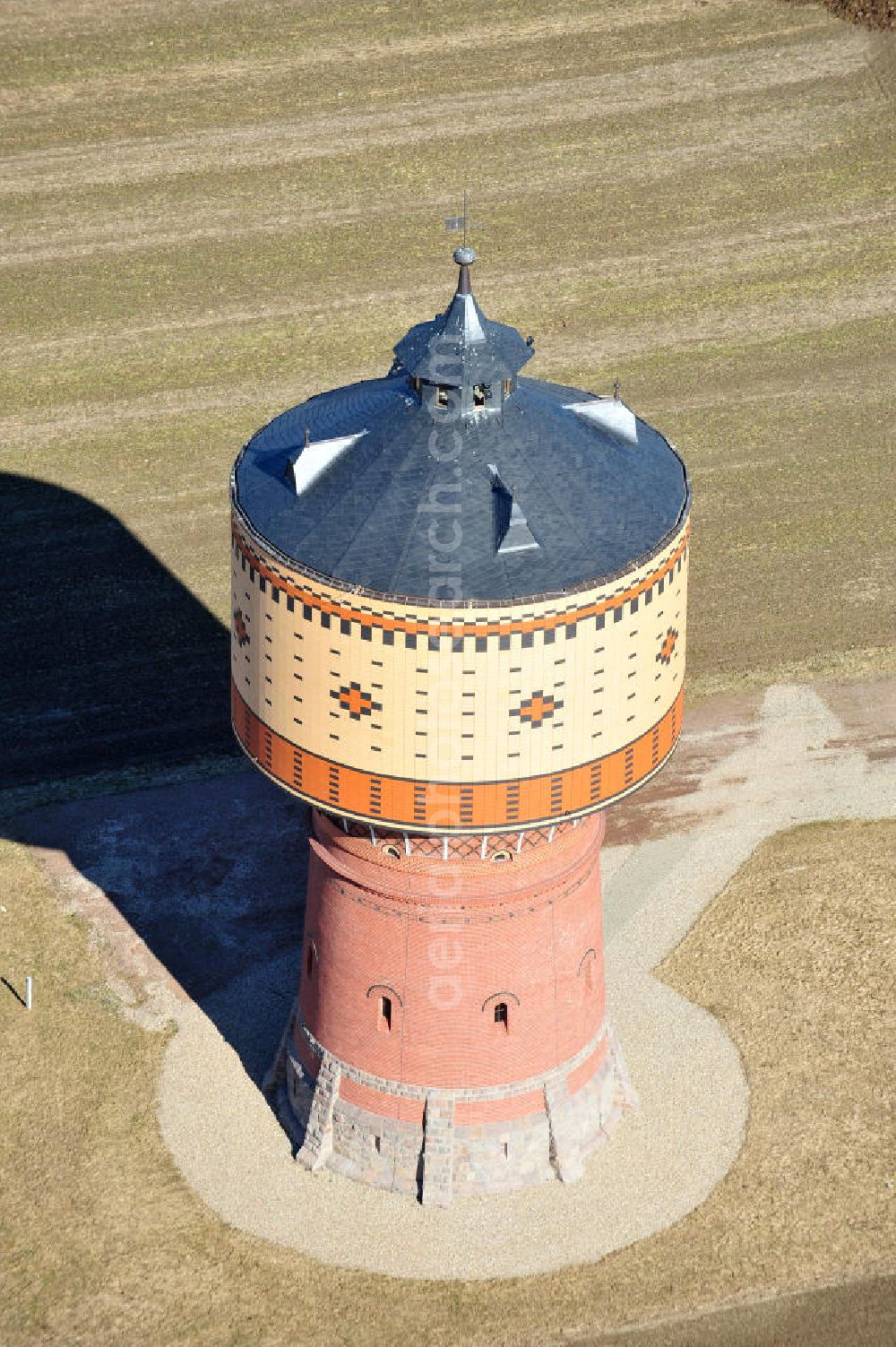 Aerial photograph Mittweida - Der Wasserturm Mittweida auf einem Feld im sächsischen Mittweida. Der Turm dient als Tagesausgleichsbehälter und Löschwasserreserve und ist ein beliebtes Ausflugsziel. Betreiber ist der Zweckverband Kommunale Wasserversorgung/Abwasserentsorgung Mittleres Erzgebirgsvorland (ZWA-MEV). The water tower in Mittweida.