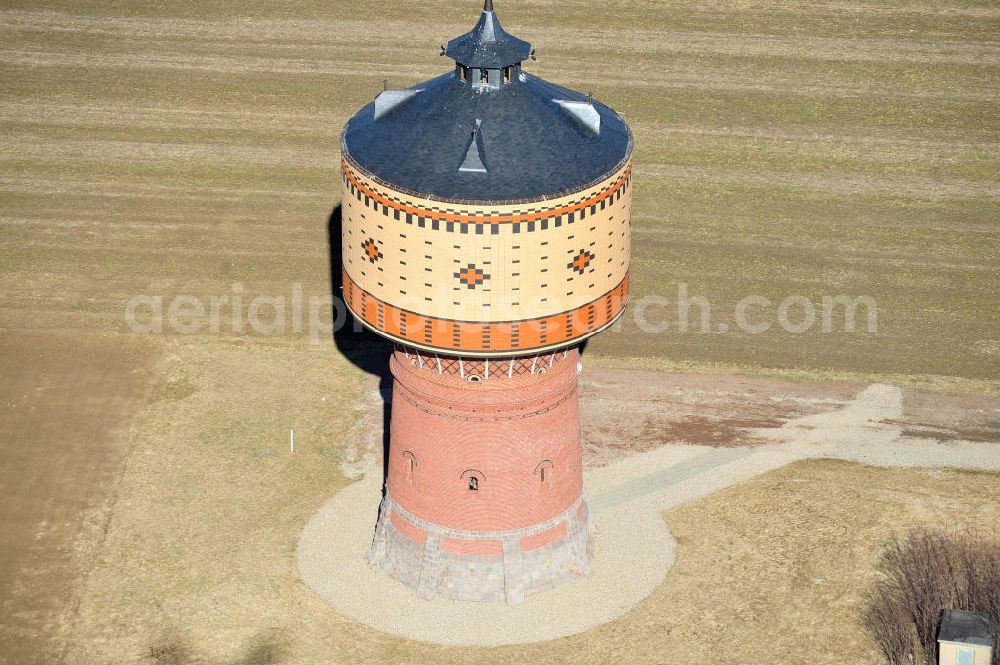 Mittweida from above - Der Wasserturm Mittweida auf einem Feld im sächsischen Mittweida. Der Turm dient als Tagesausgleichsbehälter und Löschwasserreserve und ist ein beliebtes Ausflugsziel. Betreiber ist der Zweckverband Kommunale Wasserversorgung/Abwasserentsorgung Mittleres Erzgebirgsvorland (ZWA-MEV). The water tower in Mittweida.