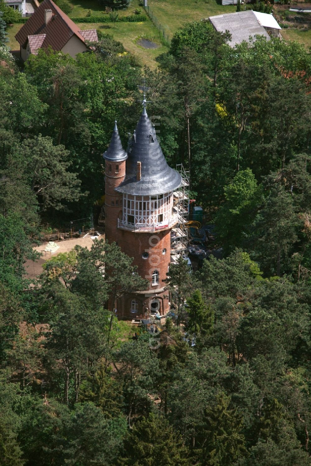 Aerial image Waren (Müritz) - Water tower on the Nesselberg in Waren (Mueritz) in the state of Mecklenburg-Vorpommern. The site belongs to the BEWAHREN Ferienhaus eG, who turned the water tower into a holiday home with 4 separate rentable floors