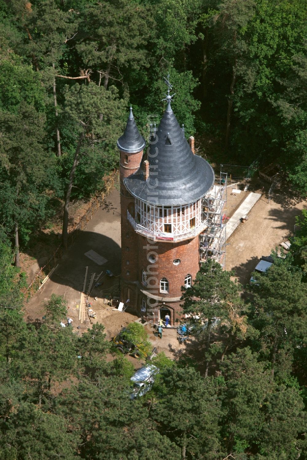 Aerial photograph Waren (Müritz) - Water tower on the Nesselberg in Waren (Mueritz) in the state of Mecklenburg-Vorpommern. The site belongs to the BEWAHREN Ferienhaus eG, who turned the water tower into a holiday home with 4 separate rentable floors