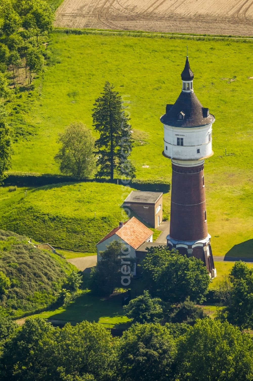 Aerial image Warendorf - The water tower in Warendorf on the street Zur Herrlichkeit in the state North Rhine-Westphalia. The tower is out of service. Operator was the Stadtwerke Warendorf GmbH