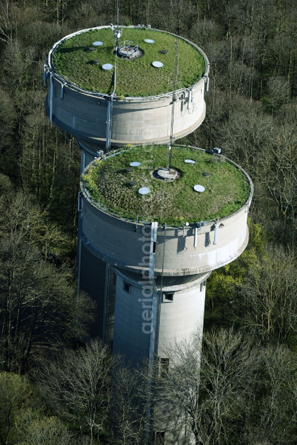 La Celle-Saint-Cloud from the bird's eye view: Structure of the waterworks with high storage facility in La Celle-Saint-Cloud in Ile-de-France, France