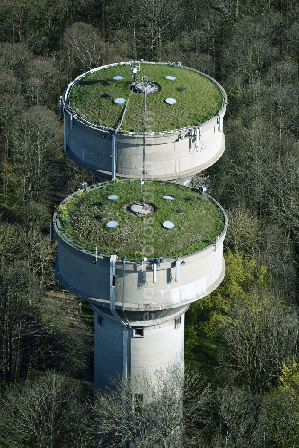 Aerial photograph La Celle-Saint-Cloud - Structure of the waterworks with high storage facility in La Celle-Saint-Cloud in Ile-de-France, France