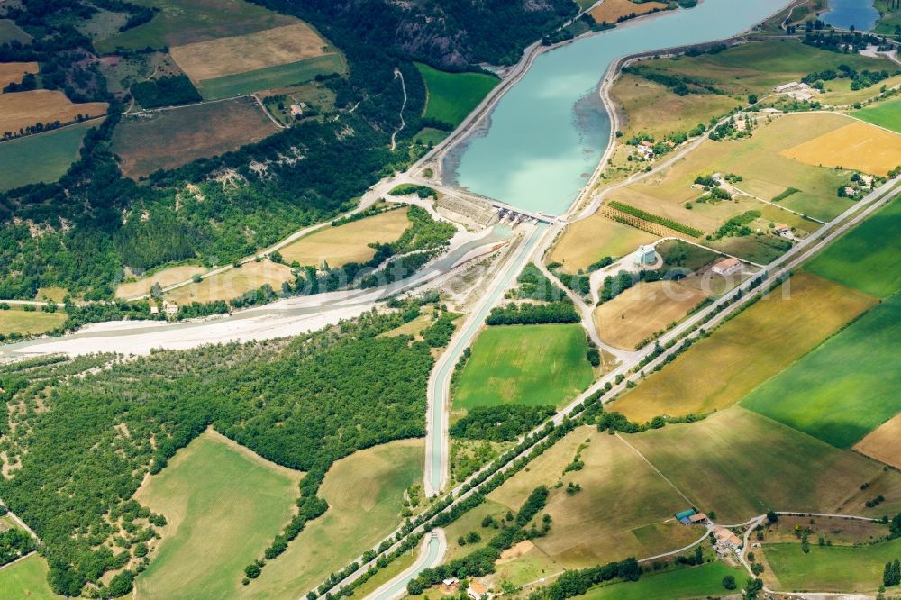 Méreuil from the bird's eye view: Structure and dams of the waterworks and hydroelectric power plant on whitewater river Buech in Mereuil in Provence-Alpes-Cote d'Azur, France