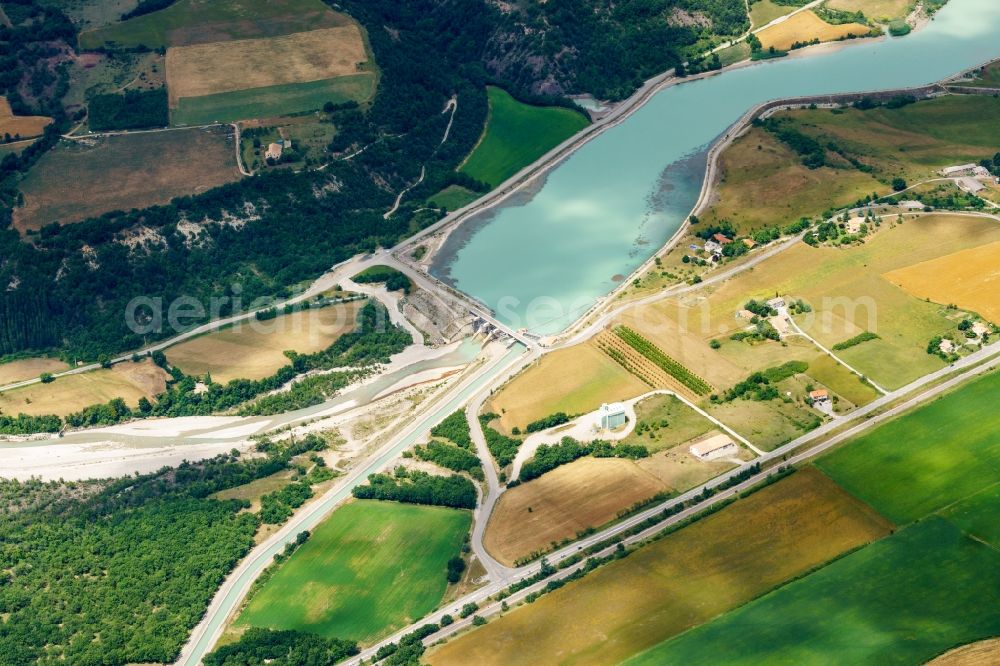 Aerial image Méreuil - Structure and dams of the waterworks and hydroelectric power plant on whitewater river Buech in Mereuil in Provence-Alpes-Cote d'Azur, France