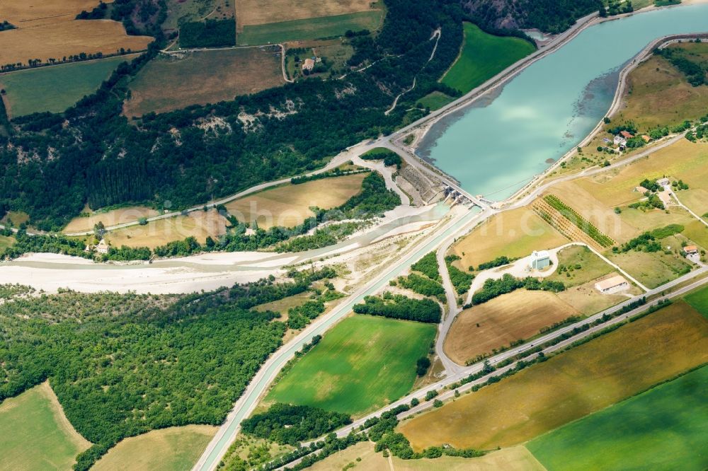 Aerial photograph Méreuil - Structure and dams of the waterworks and hydroelectric power plant on whitewater river Buech in Mereuil in Provence-Alpes-Cote d'Azur, France